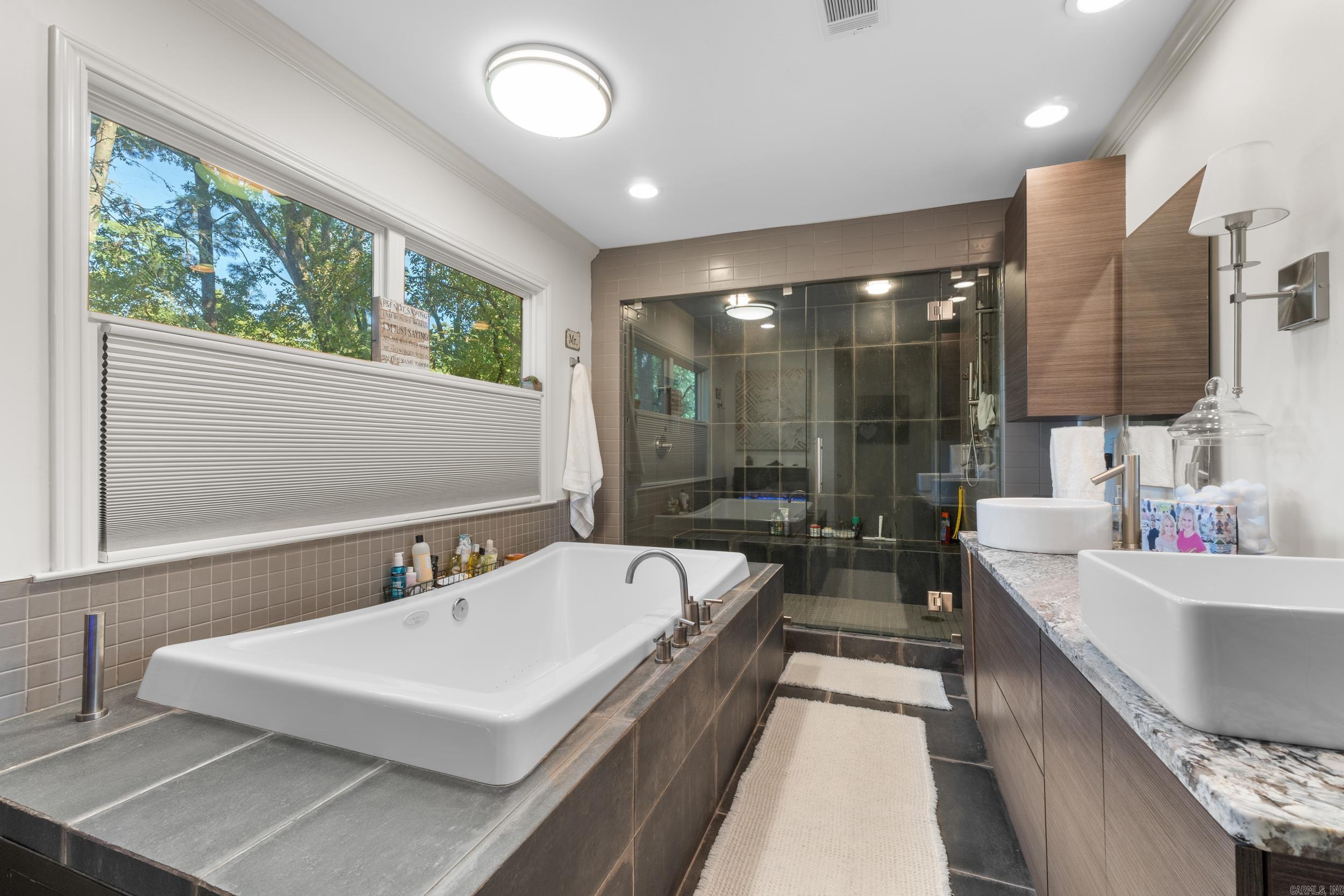 LEAWOOD MANOR - Residential