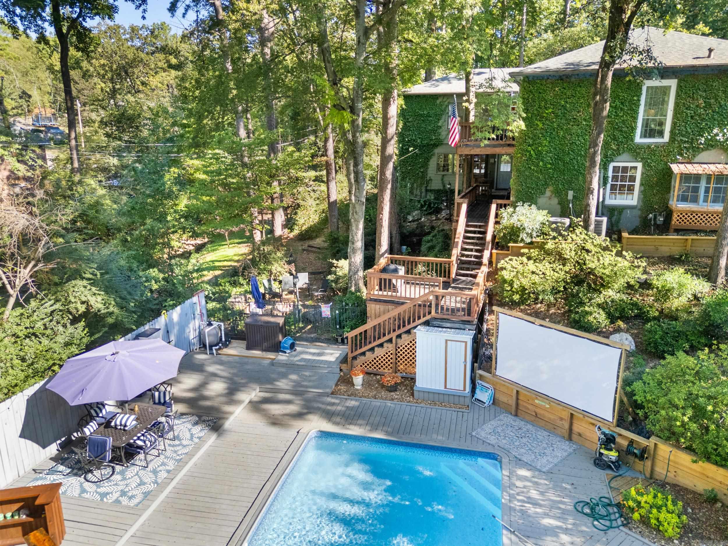 LEAWOOD MANOR - Residential