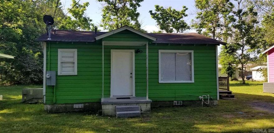 Apply online at c21prjxrentals.com. 1 bedroom 1 bath house. Covered deck. Lease terms 12 months, $400 deposit, $35 application fee.