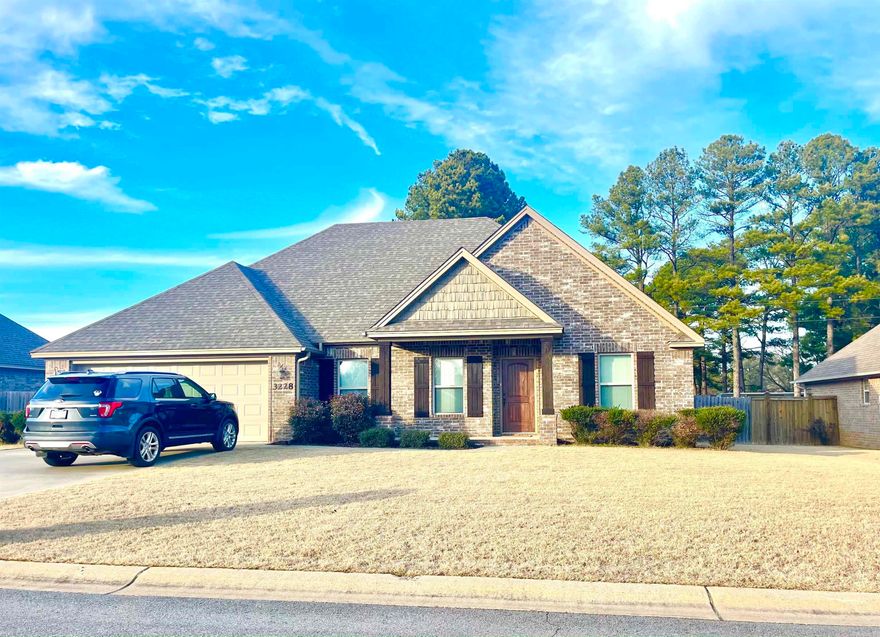 Great 3BR/2BA, split floor plan home with lots of curb appeal on the west side of Searcy.