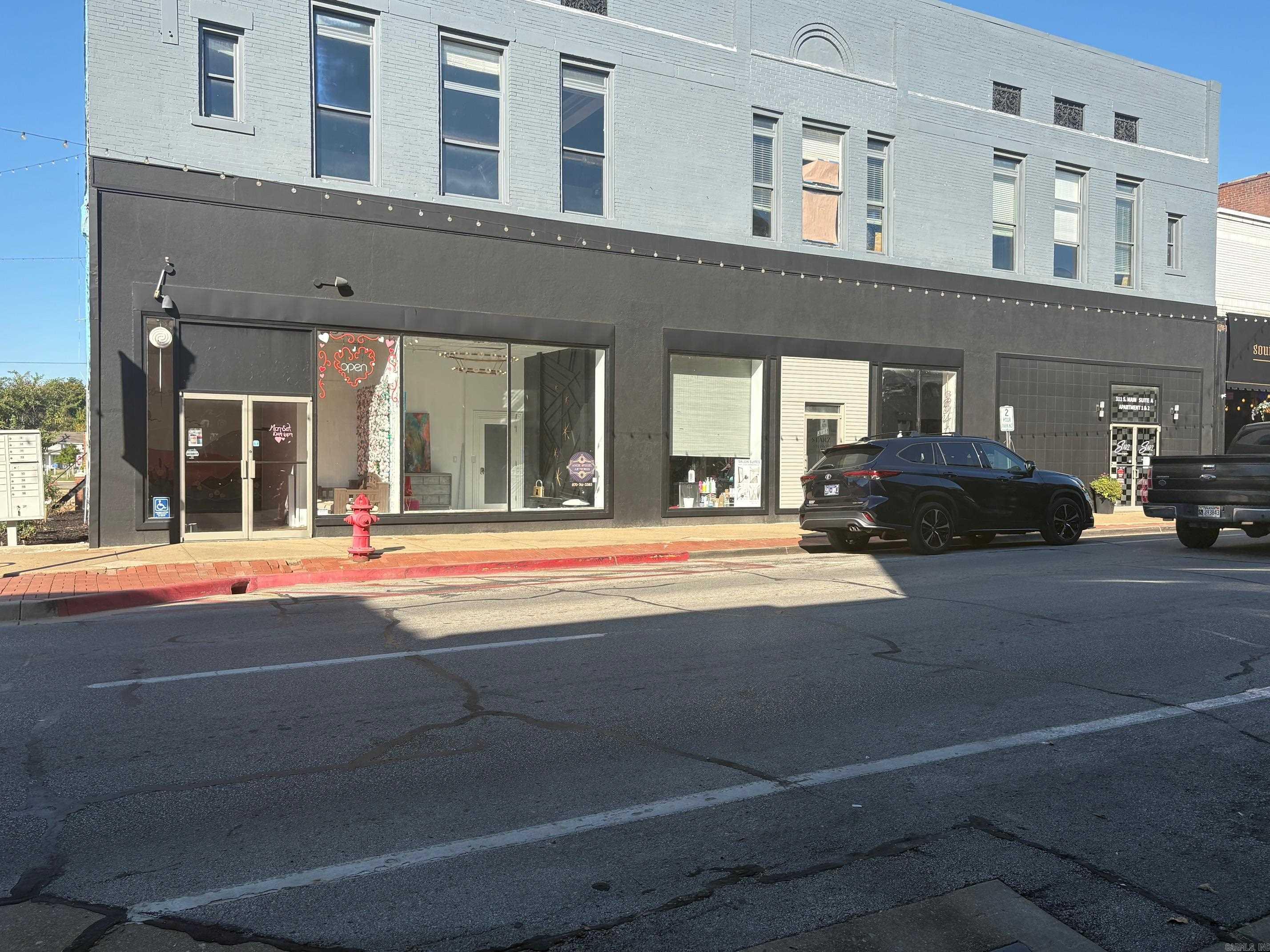 Main image without alt text