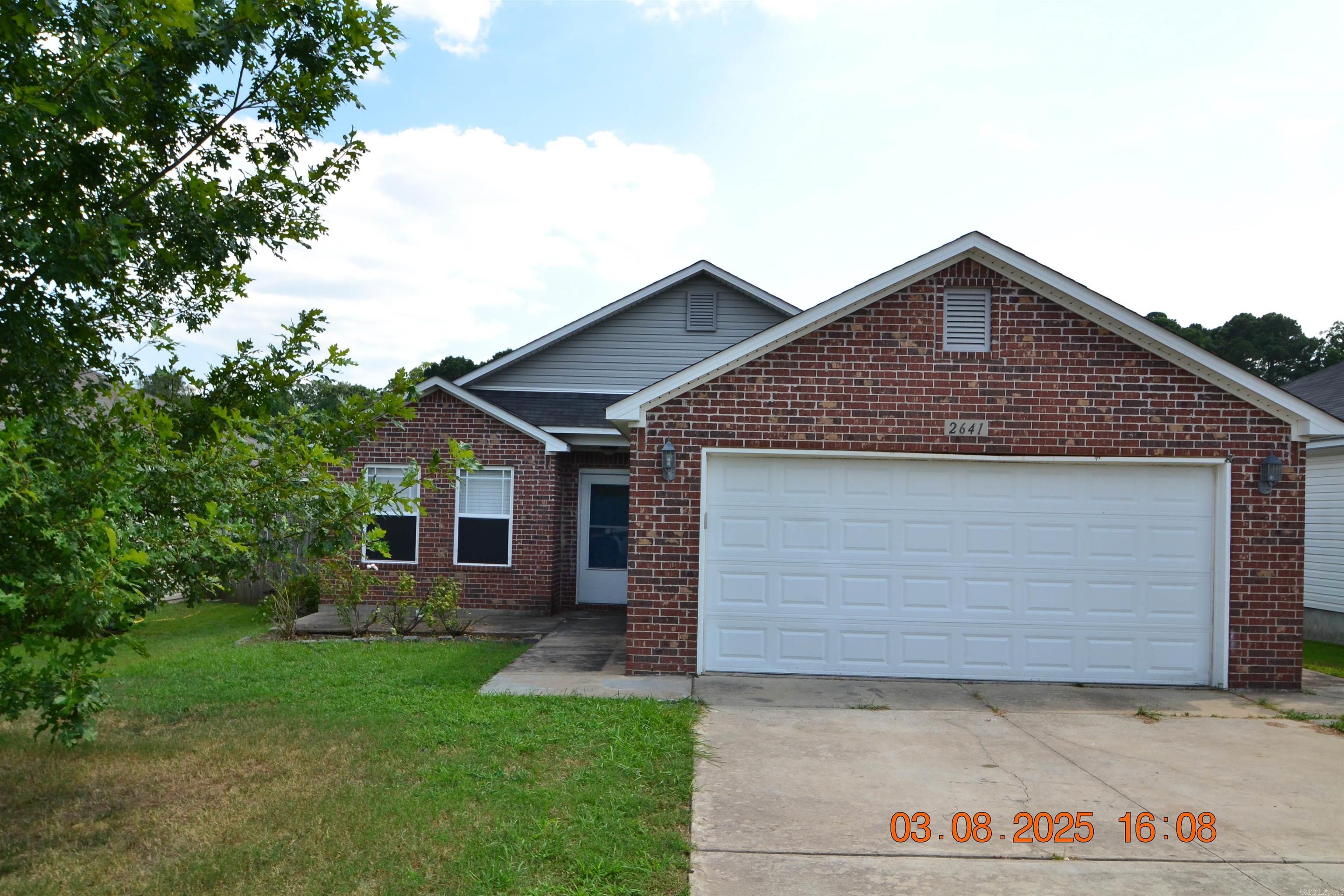 Located in desirable Chapel Creek Subdivision, this one level home is close to schools and shopping. Easy access to Benton and Bryant. Comfortable floor plan offers split bedroom design w/large great room. The kitchen offers electric range, mircowave, dishwasher, disposal, pantry & granite countertop. Primary bedroom suite has an adjoining bath jetted tub, separate shower, vanity, linen closet & walk in closet. Two additional bedrooms share a hall bath. Nice patio area in fenced yard. This home is a great value in a great area!!