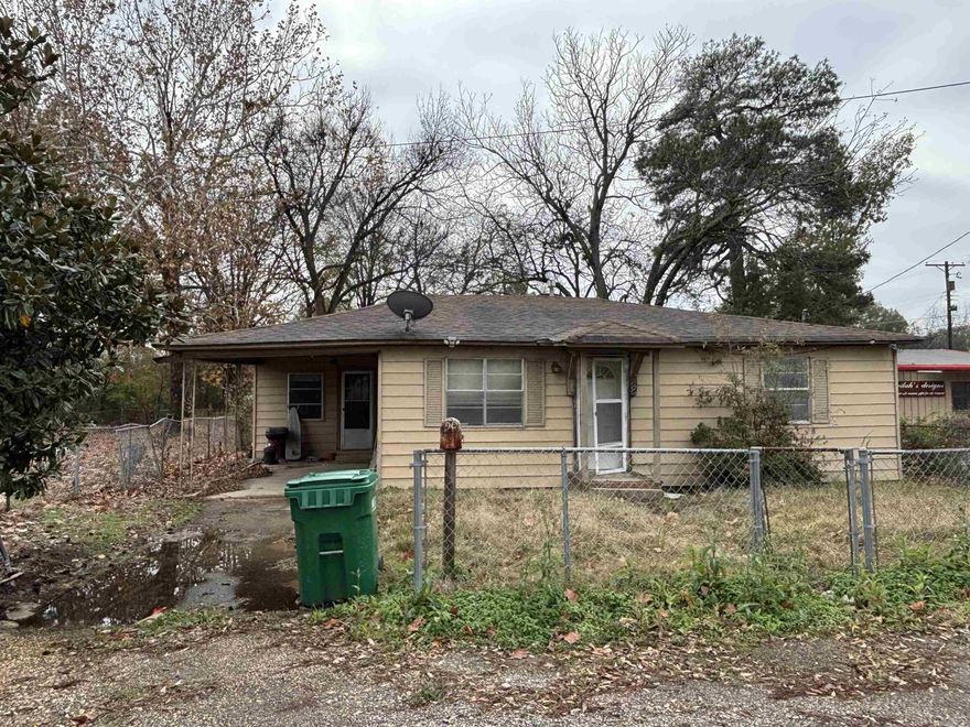 Included in the list price of $48000, there are three parcel numbers scattered around town.  Pullen is the only house the other two parcel numbers are vacant lots.  (903-54473-000 House on Pullen) (930-66205-001 two lots on South Myrtle Street) (930-18600-114 4 lots on Franklin and West 15th Ave) I have not been inside the house*we think it's vacant*call before showing* Selling everything together as is.