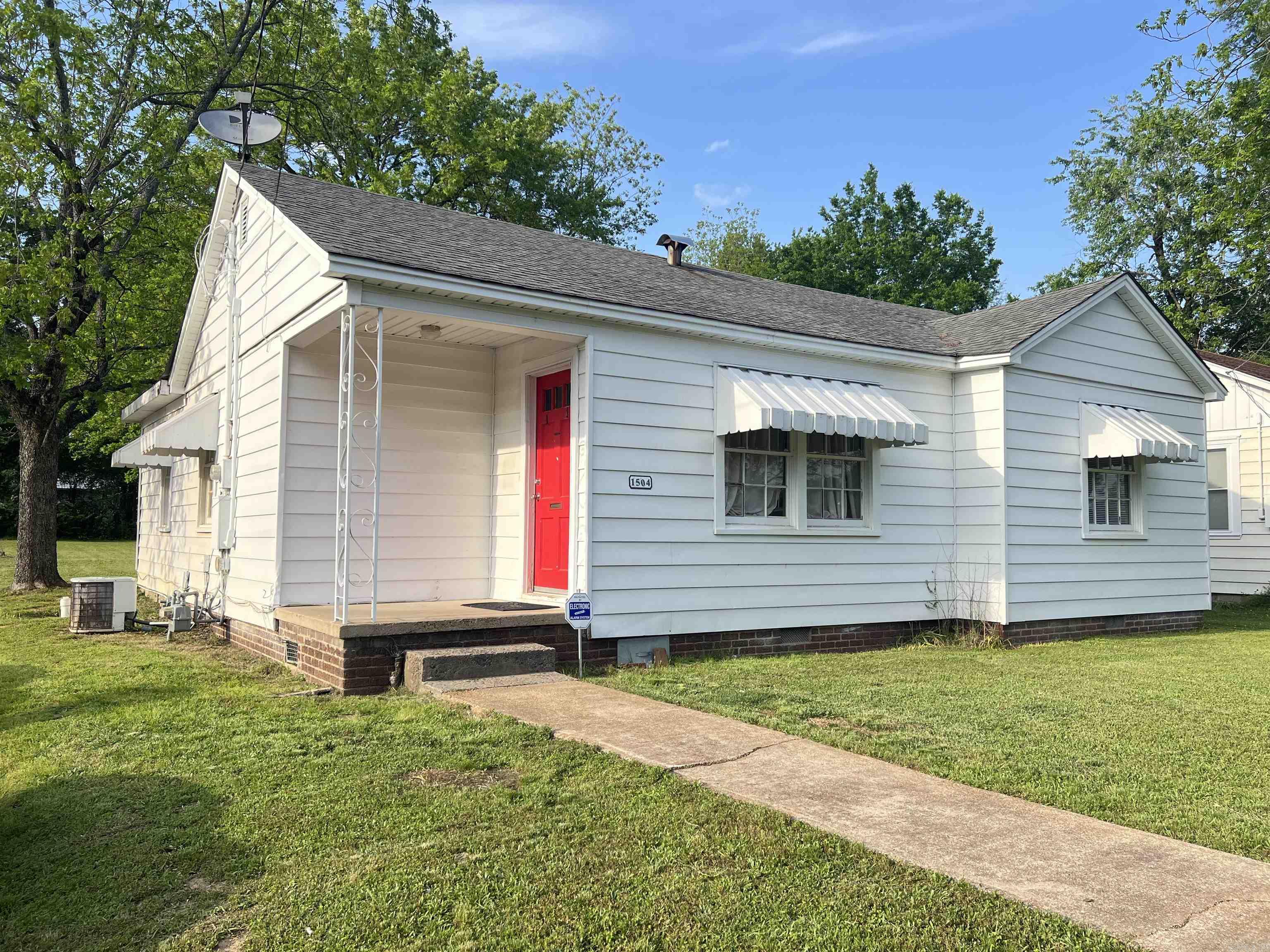 Great investment opportunity-- Priced to sell Quickly! Don't miss this updated 3 bedroom 1 bath home featuring fresh paint throughout hot water replaced within the last 2 years. Perfect of investors for first time home buyers, this property offers solid value with room to grow. Act fast- this one won't last long! Schedule your showing today!