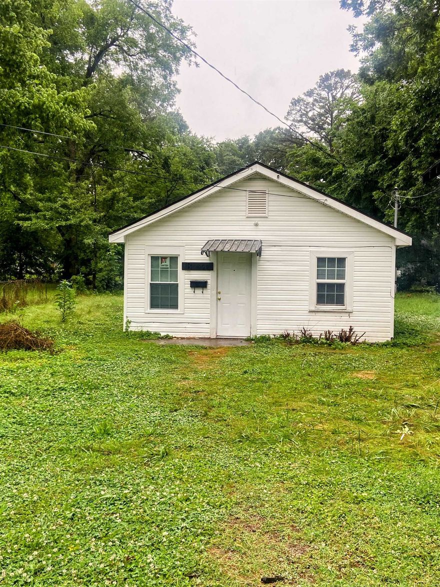Welcome to market 809 N. Franklin st unit B. This studio home is located in the heart of Blytheville. The home has been newly remodeled and boasts a full kitchen, bathroom, and large living/bedroom space. Call today to make this property your new home.