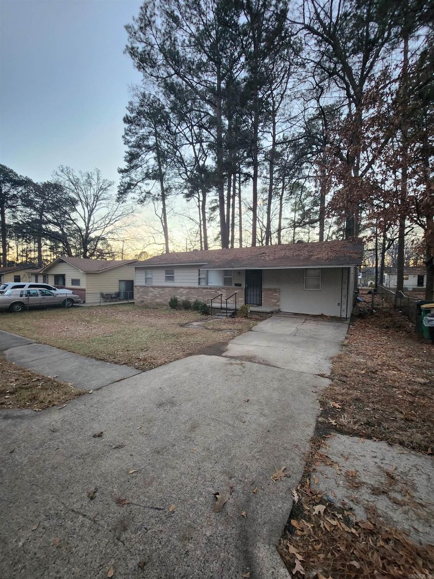 GREAT INVESTMENT OPPORTUNITY FOR INVESTOR or 1ST TIME BUYER...The property was previously painted, hardwoods in main area & beds, bathroom previously updated.. DEN/ SECOND LIVING AREA or 4th Bedroom.... Large fenced backyard.. Add this property to your PORTFOLIO TODAY!! Call the Listing Agent now to schedule your PRIVATE TOUR TODAY!! THIS PROPERTY IS GUARANTEED TO NOT LAST LONG... Send ALL OFFERS to the Office Coordinator at JaMarRaisesTheBar@gmail.com