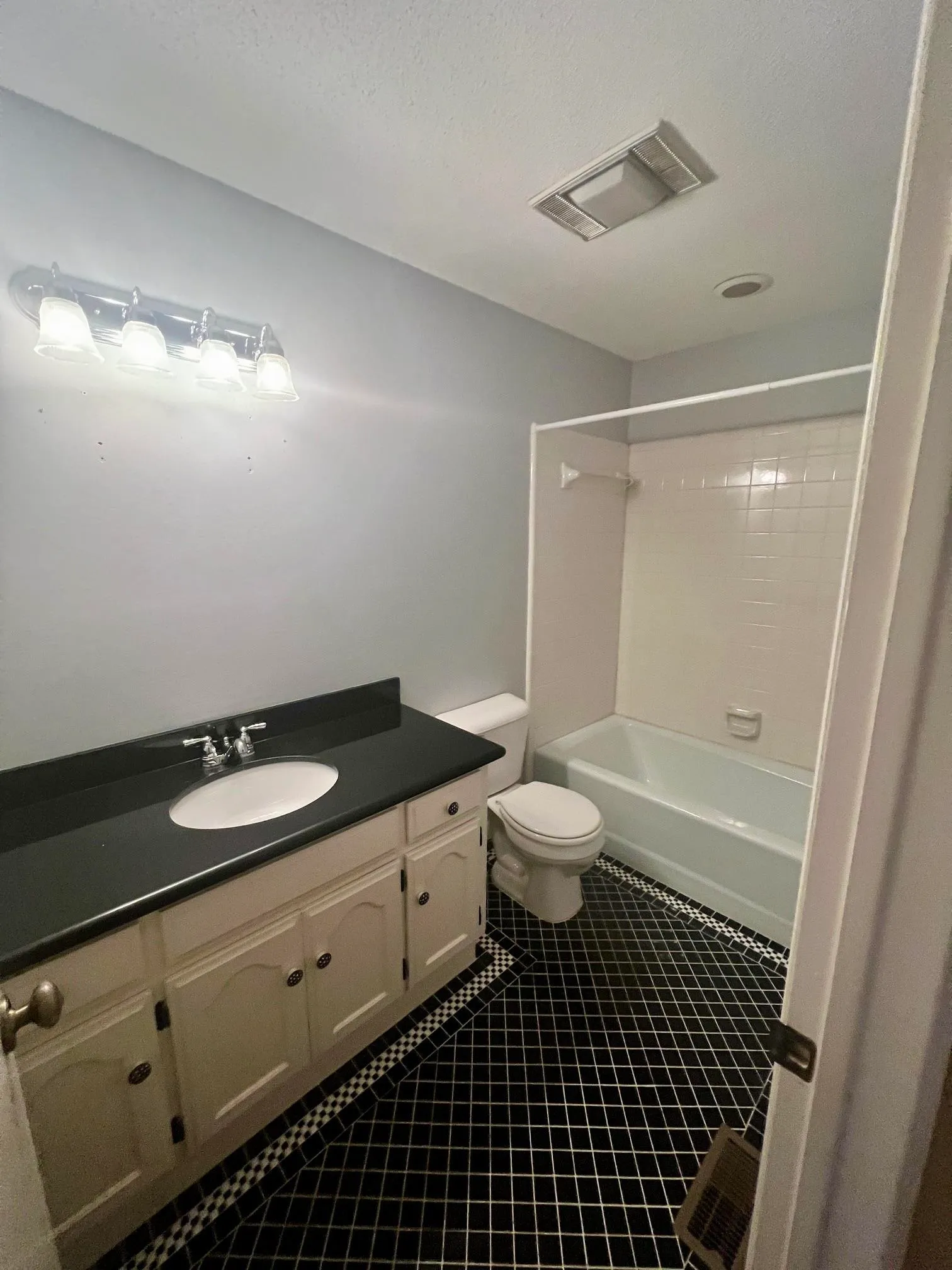 Little Rock, Arkansas 72211, United States, 3 Bedrooms Bedrooms, ,2 BathroomsBathrooms,Residential,Pending,16397