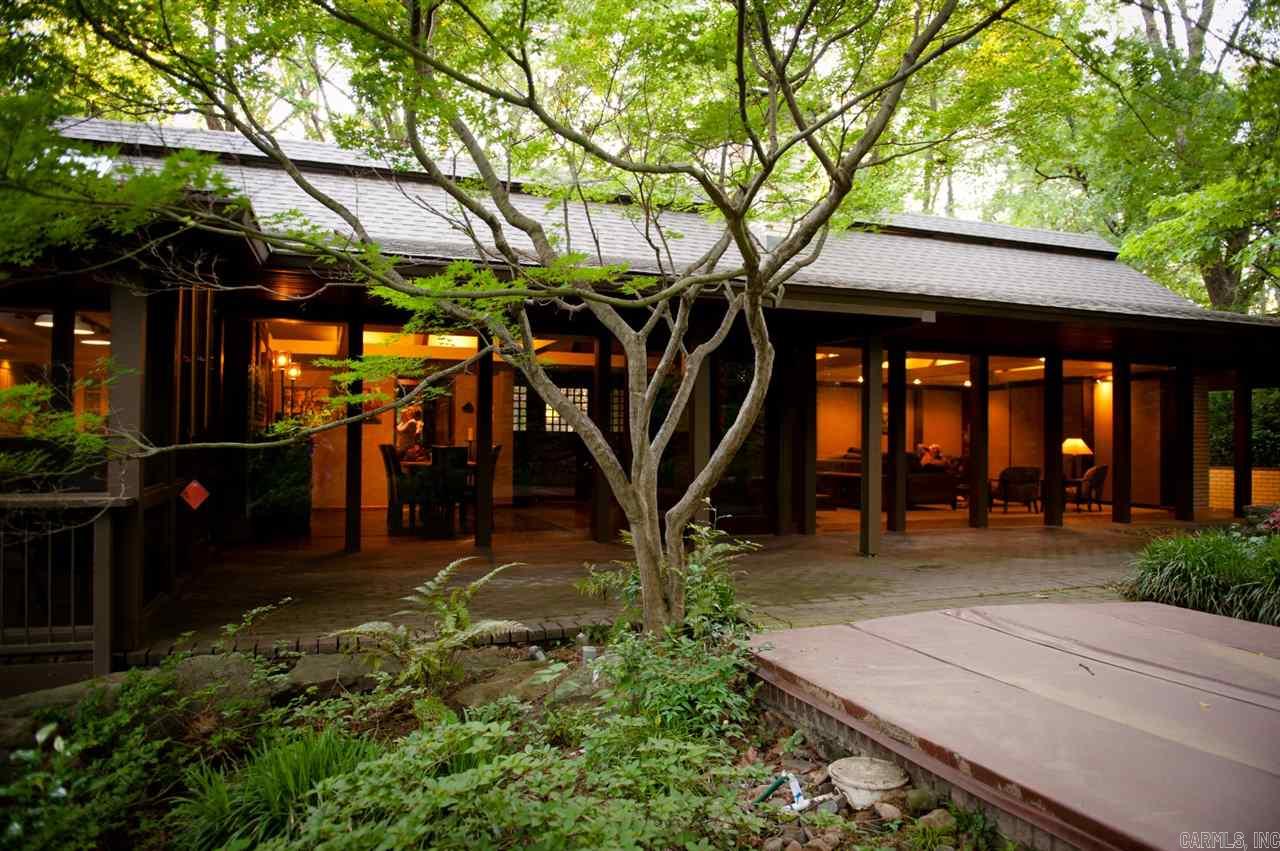 Beautiful, one of a kind, mid century modern home. Designed by Bill Donald, influenced by Faye Jones and Frank Lloyd Wright. Set on large lot with all glass viewing of green space. Large master suite and vaulted ceilings throughout.