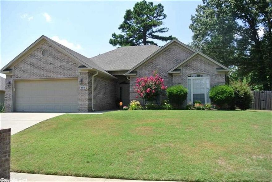 Split floor plan , Jacuzzi tub, security system , large great room , Custom cabinetss