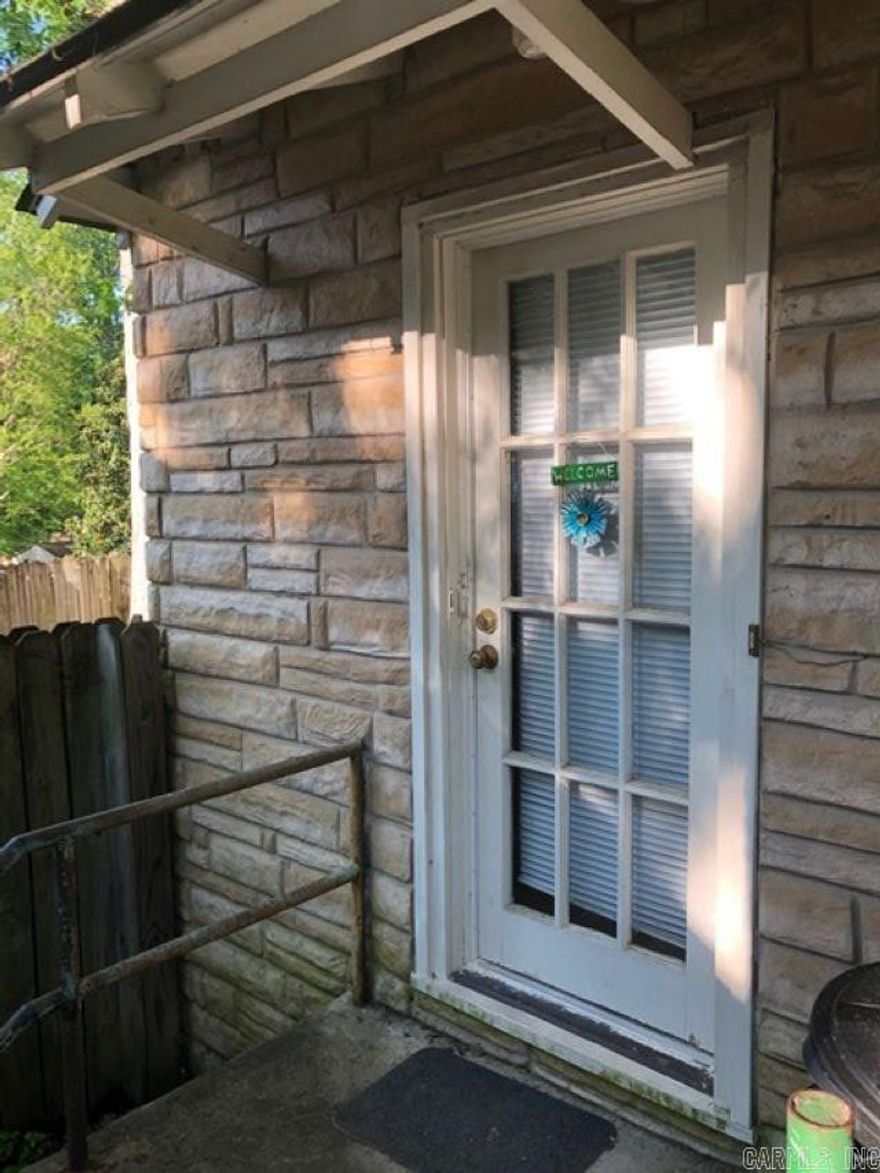 ENROLLED COLLEGE STUDENTS RECEIVE FIRST MONTH FREE!  Quaint studio garage apartment located in Hillcrest.  Full kitchen with dishwasher, refrigerator, and gas range.  Full bathroom with tub.  Shared backyard and driveway.  Near UAMS.  Tenant pays all utilities and is responsible for lawn maintenance.  No laundry hookups.  Application fee is $35 per adult.  Maximum of two people.  Pets will be considered with a non-refundable pet fee.  Tenant insurance is required.