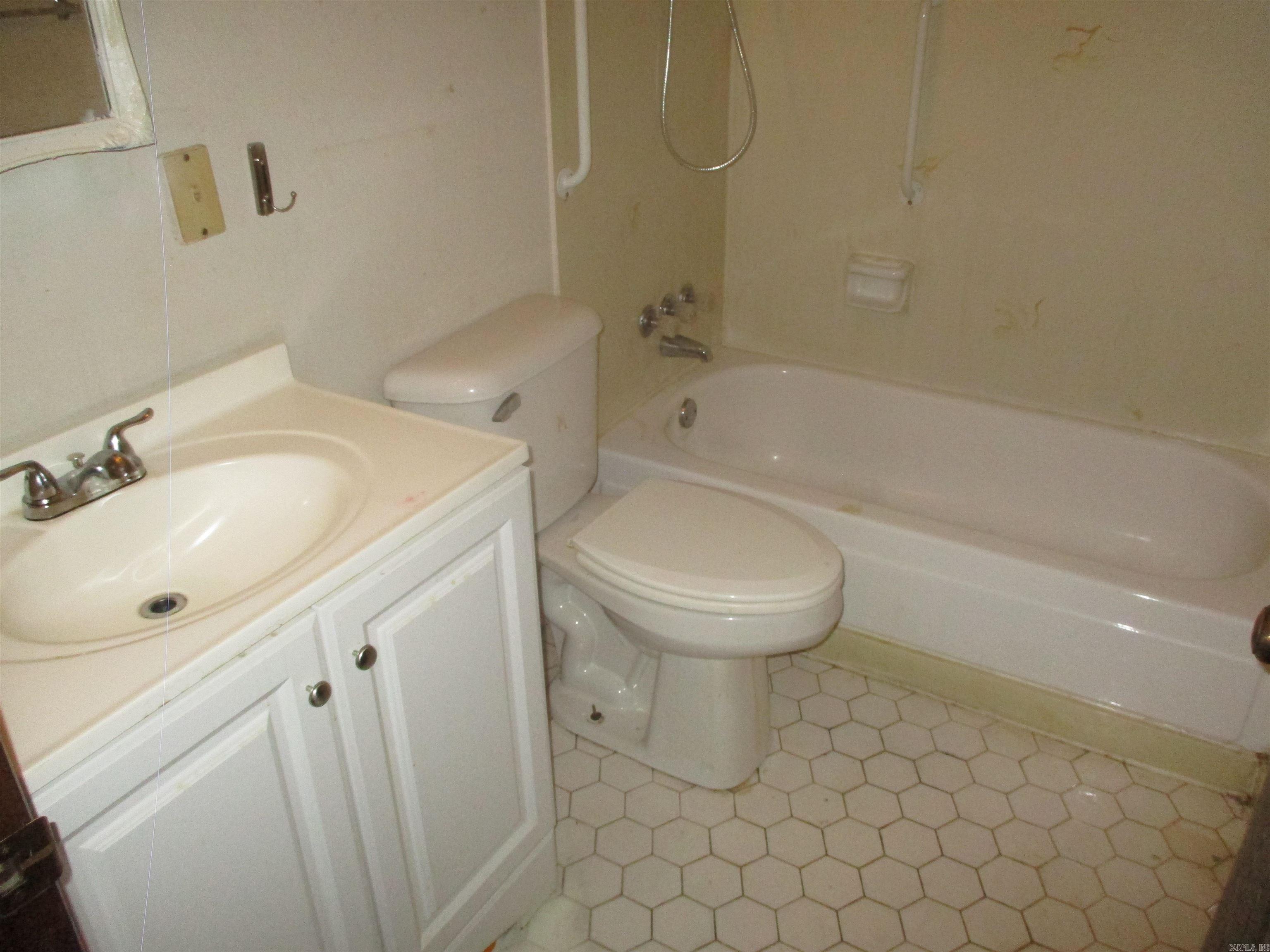 ARROW HEAD MANOR - Residential