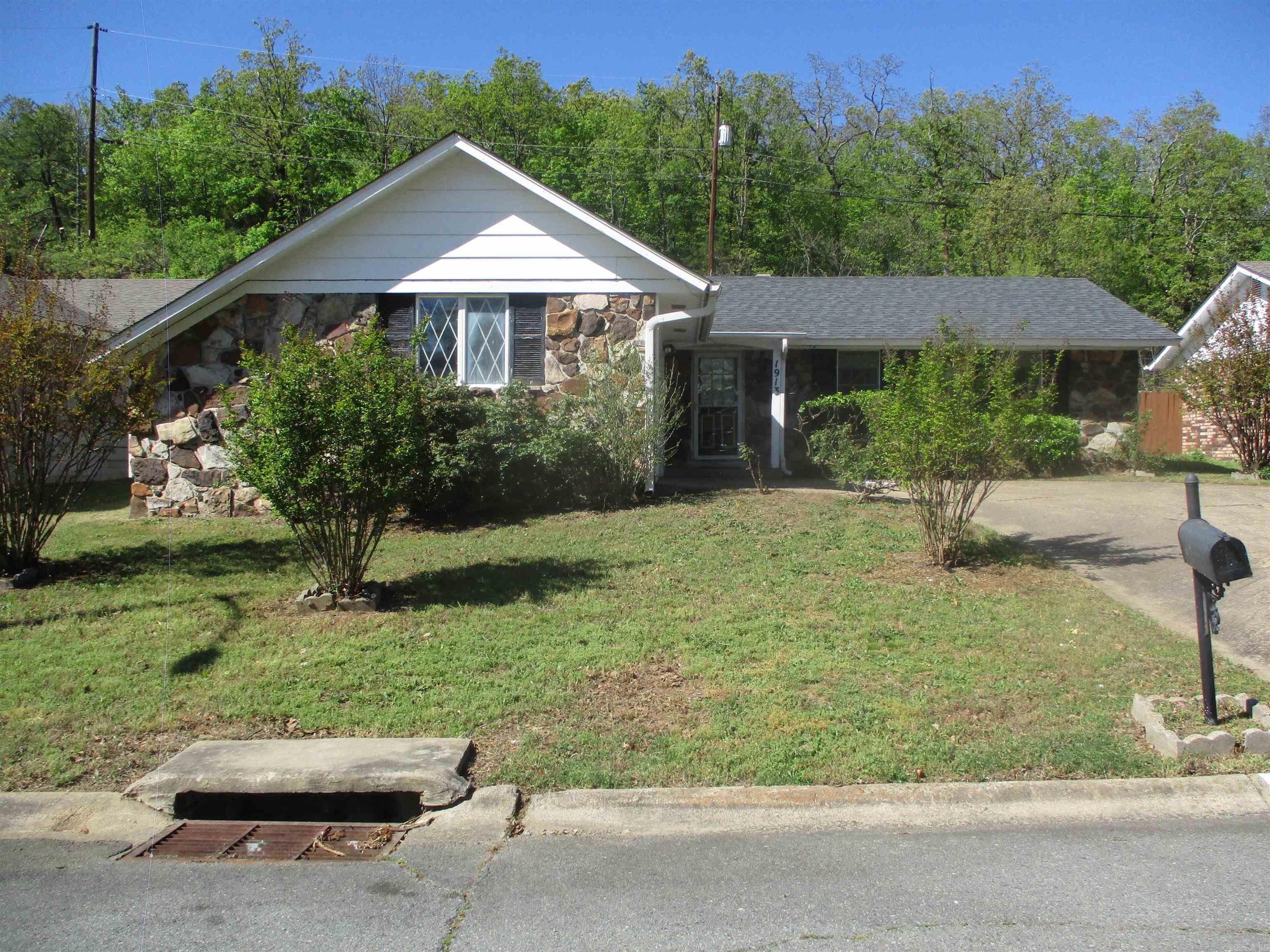 ARROW HEAD MANOR - Residential