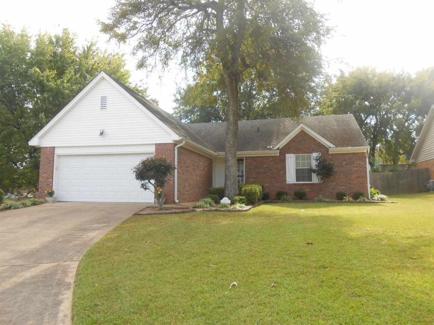 Very Nice and Move-In-Ready home in quiet neighborhood in Valley View Schools. Home has 3 bedroom/2 bath, separate dining area and large family room.  Beautiful landscaped yard invites you to entertain outdoors and enjoy the beauty.  This house is priced to sell and a bargain.  Call now for your personal tour!