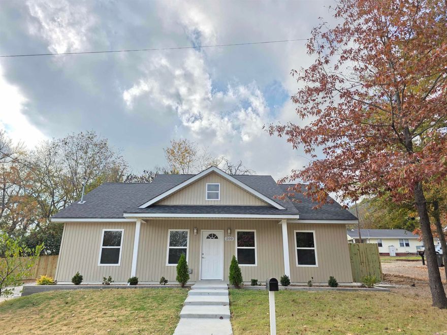 Move fast—this brand-new 3BR home near Hot Springs National Park delivers modern style, low-maintenance living, and unbeatable convenience. Just minutes from downtown, this new construction offers soaring ceilings, an open-concept layout, and fresh neutral finishes that feel spacious and luxurious without the luxury price tag. Perfect for buyers with busy lifestyles, the exterior is designed for minimal upkeep, while shopping, dining, and outdoor adventure are all close by. If you want quality, convenience, and value in one beautiful package, don’t wait—homes like this go quickly!