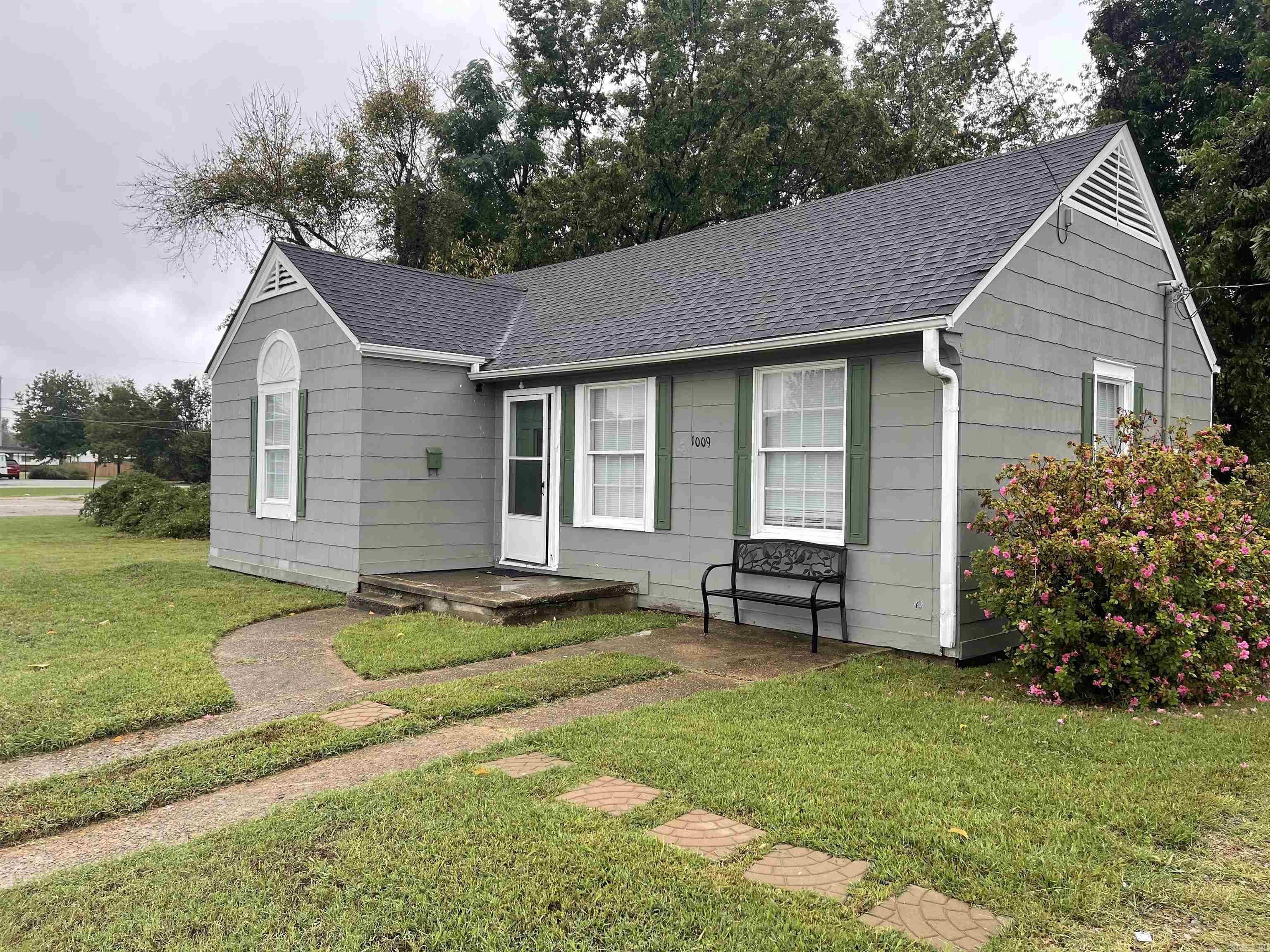 You are looking at your next investment. Currently a Airbnb that can accommodate 6 people and will come furnished. This Space could also make a great office, hair studio retail space and more. Come take a look today