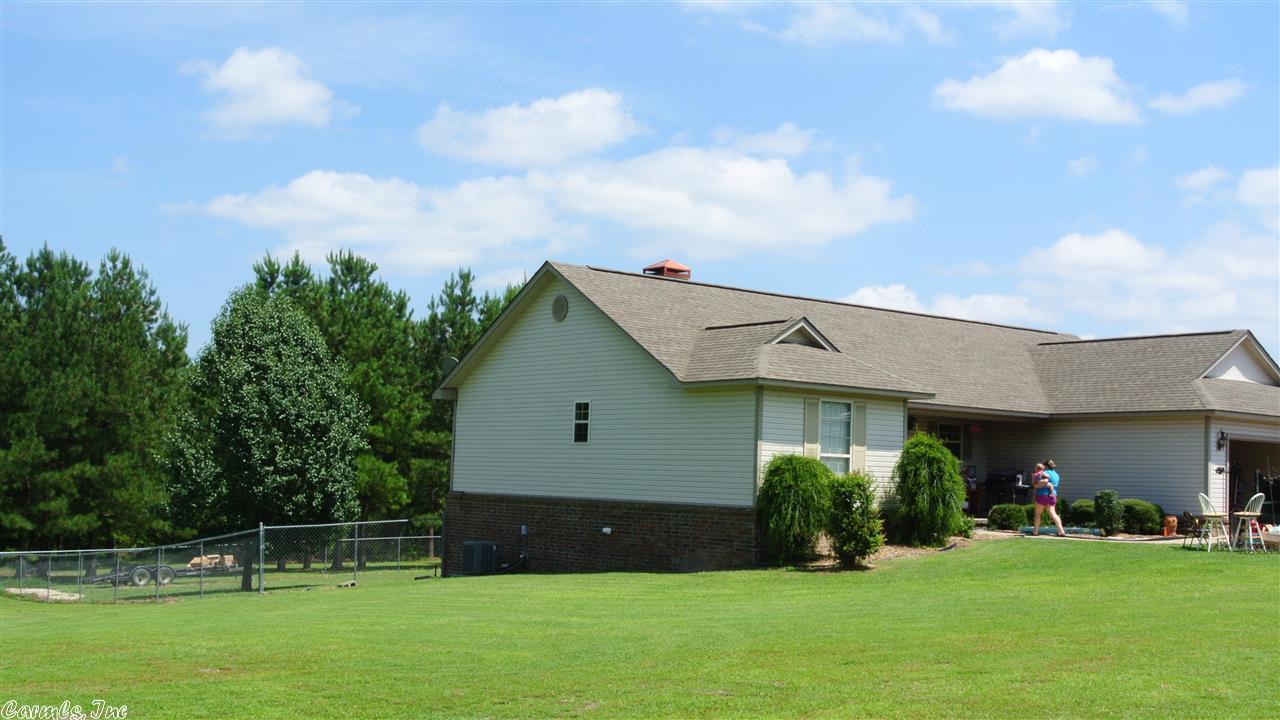 Come see this great family home today Great split floorplan home with trey cellings on nice oversized lot for that growing family. County living with not that far to all th city conveniences. Great wood burning fireplace to keep ypu warm and cozy on those crisp winter days. Fully fenced yard for the dogs.