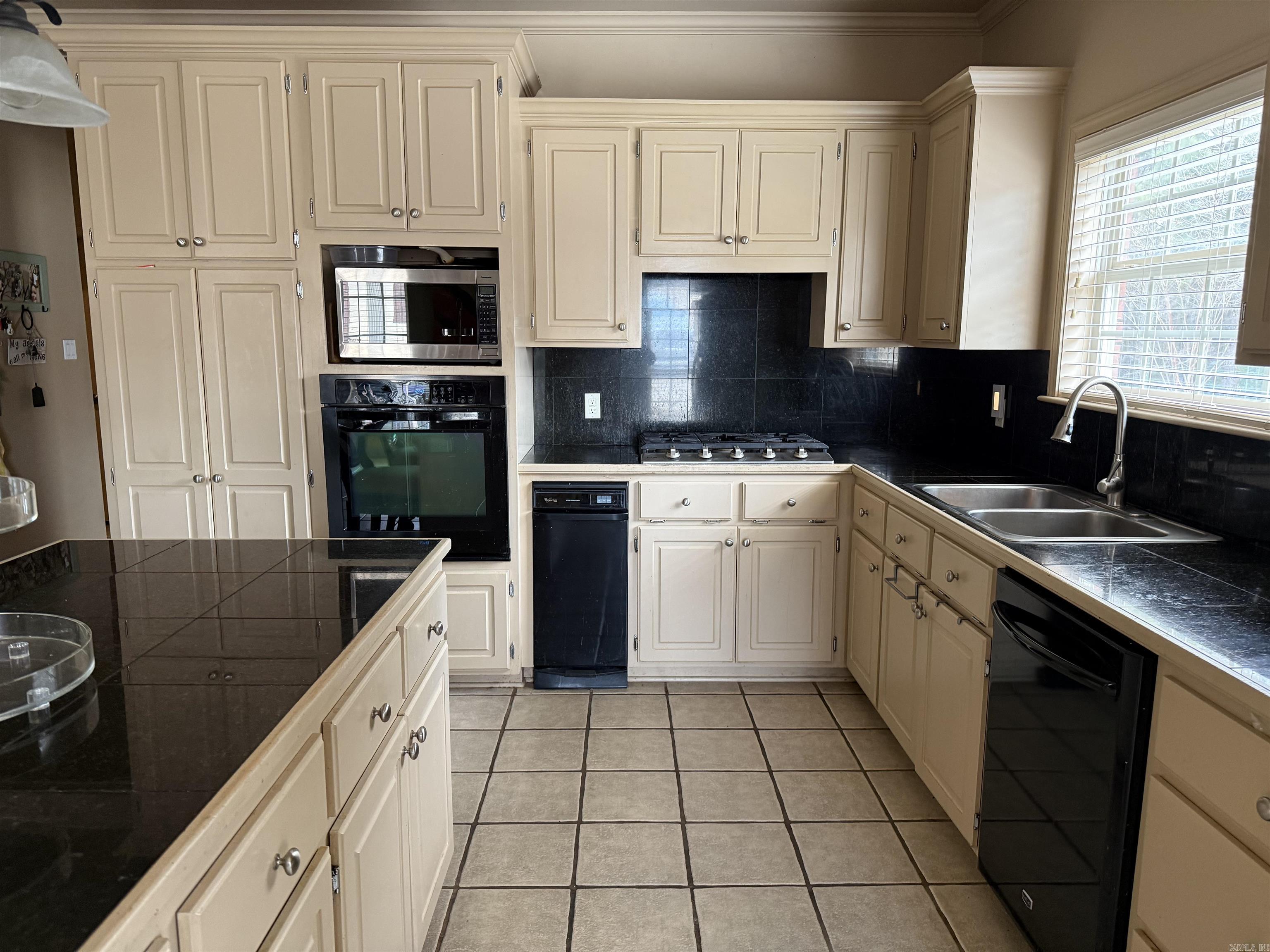 COUNTRY CLUB MANOR - Residential