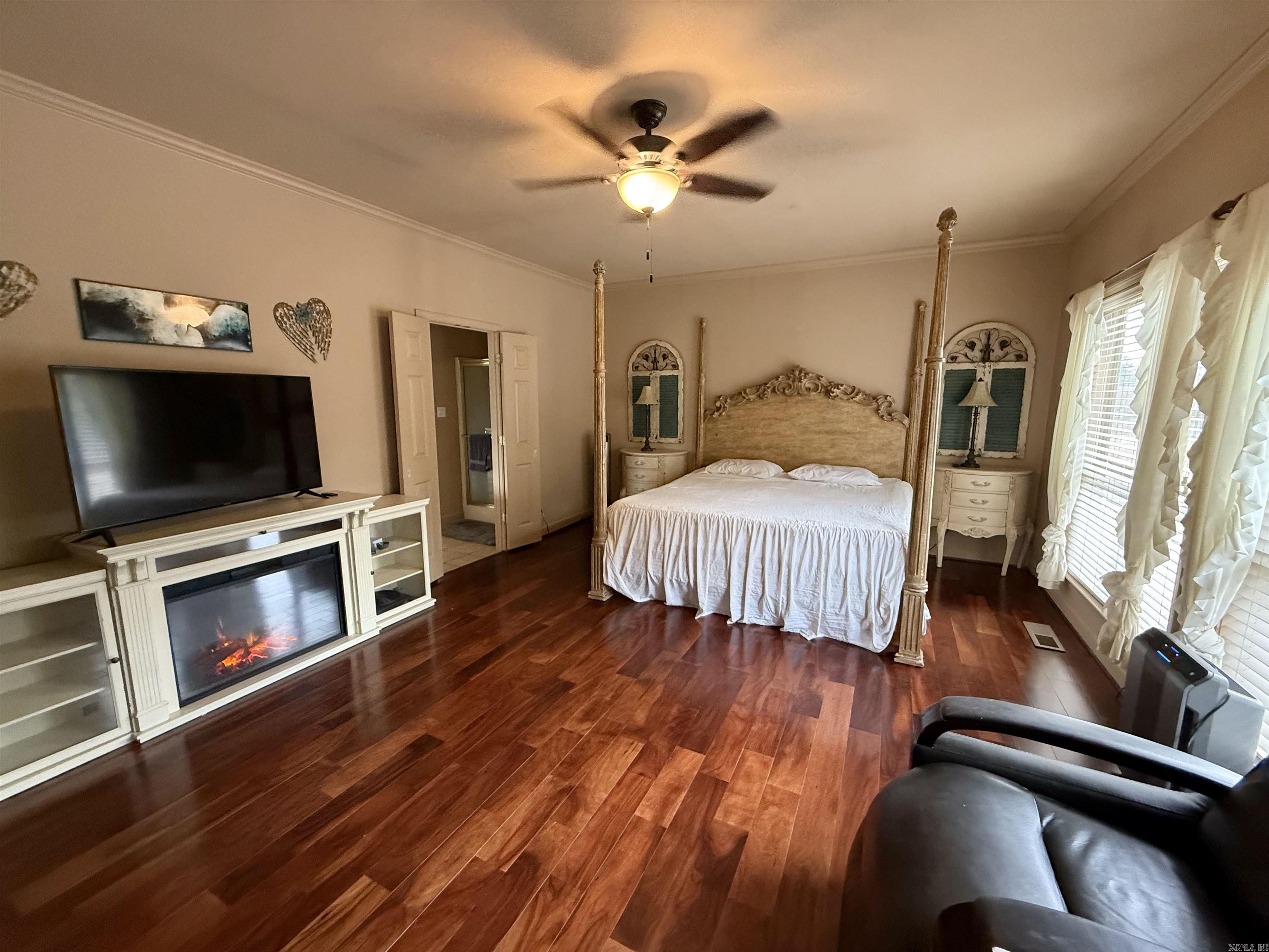 COUNTRY CLUB MANOR - Residential