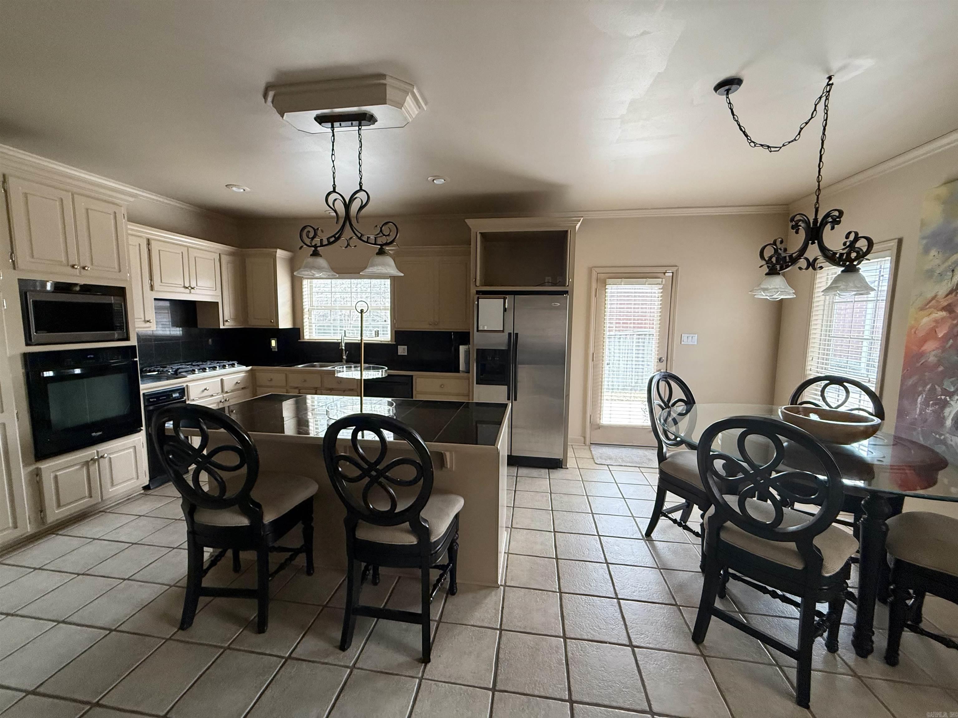 COUNTRY CLUB MANOR - Residential