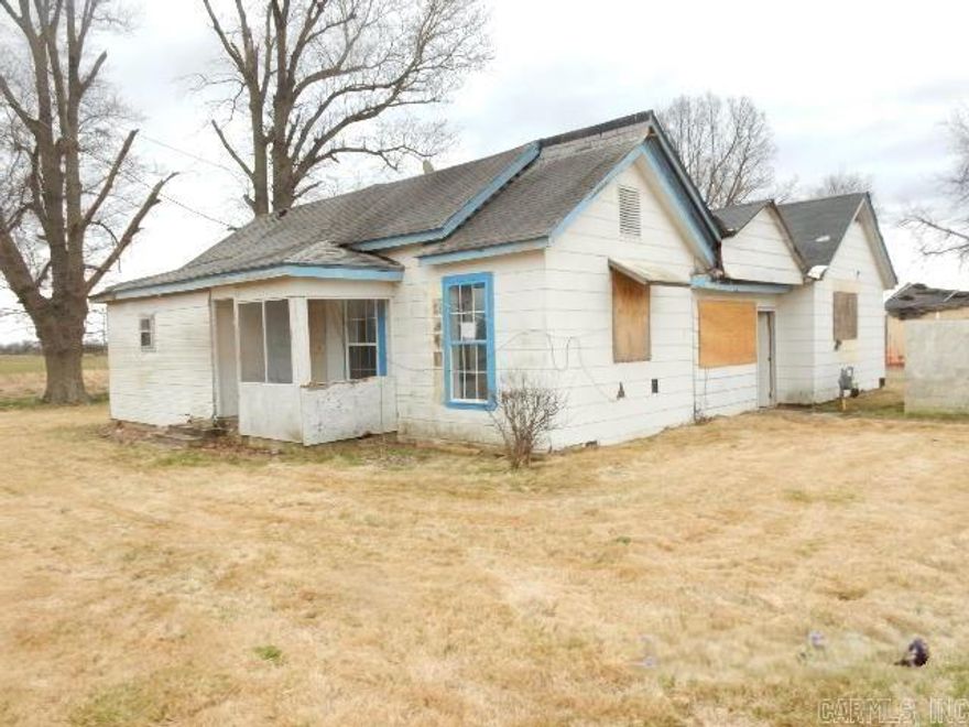 3 Bedrooms 2 Baths Frame Home Has Living Room, Den, Kitchen/Dining, Laundry Room & Enclosed Porch. Home Has Approx 3.0 Acre Lot.  "Due to condition, the property may have health/safety risk(s). Prior to entry / access, all parties must sign a Hold Harmless Agreement and the property may only be shown by appointment"  All offers must be submitted at www.vrmproperties.com