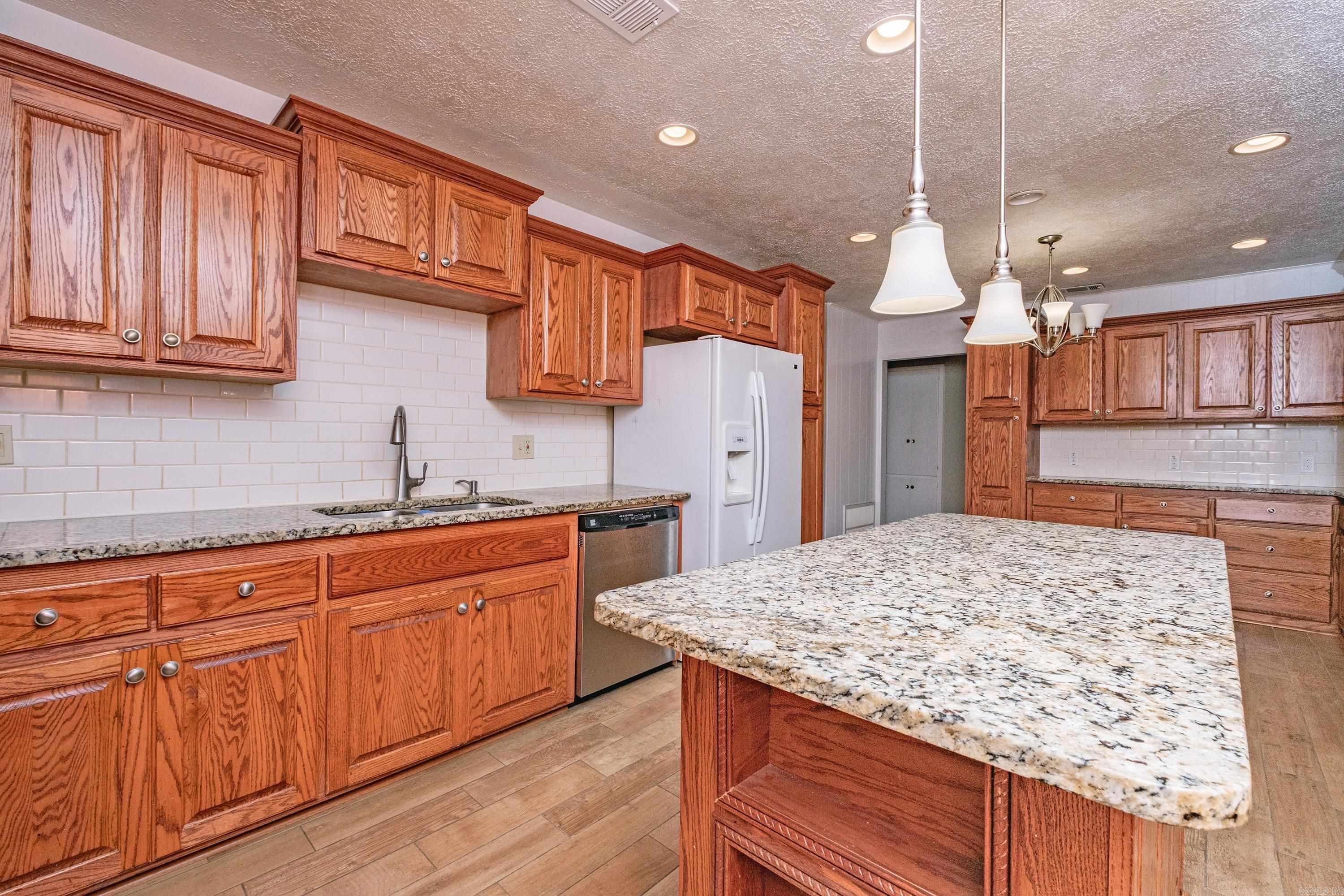 TWIN LAKES - Residential