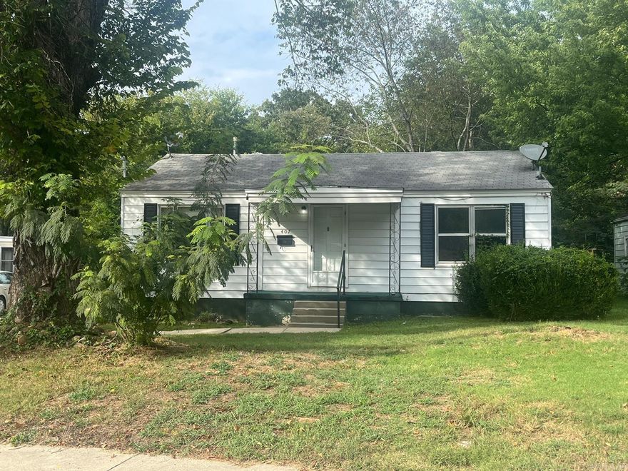 This is a spacious 3 bed 2 bath with 2 living rooms and a large backyard! Stove to be installed.   Must apply, make 3x the rent in monthly income and be approved to view!