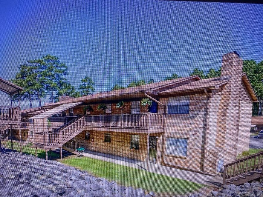 Very Nice well maintained condo near shopping, lakes, resturaunts, and Oaklawn Park. This is a must see to appreciate.