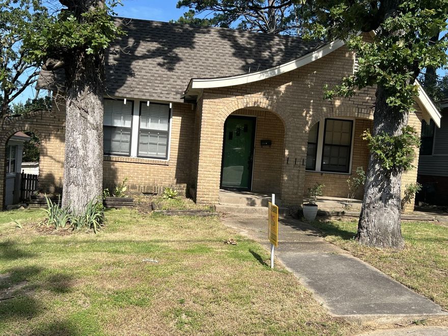 Walk to UAMS, close to restaurants  and shops. Desirable Hillcrest  neighborhood.