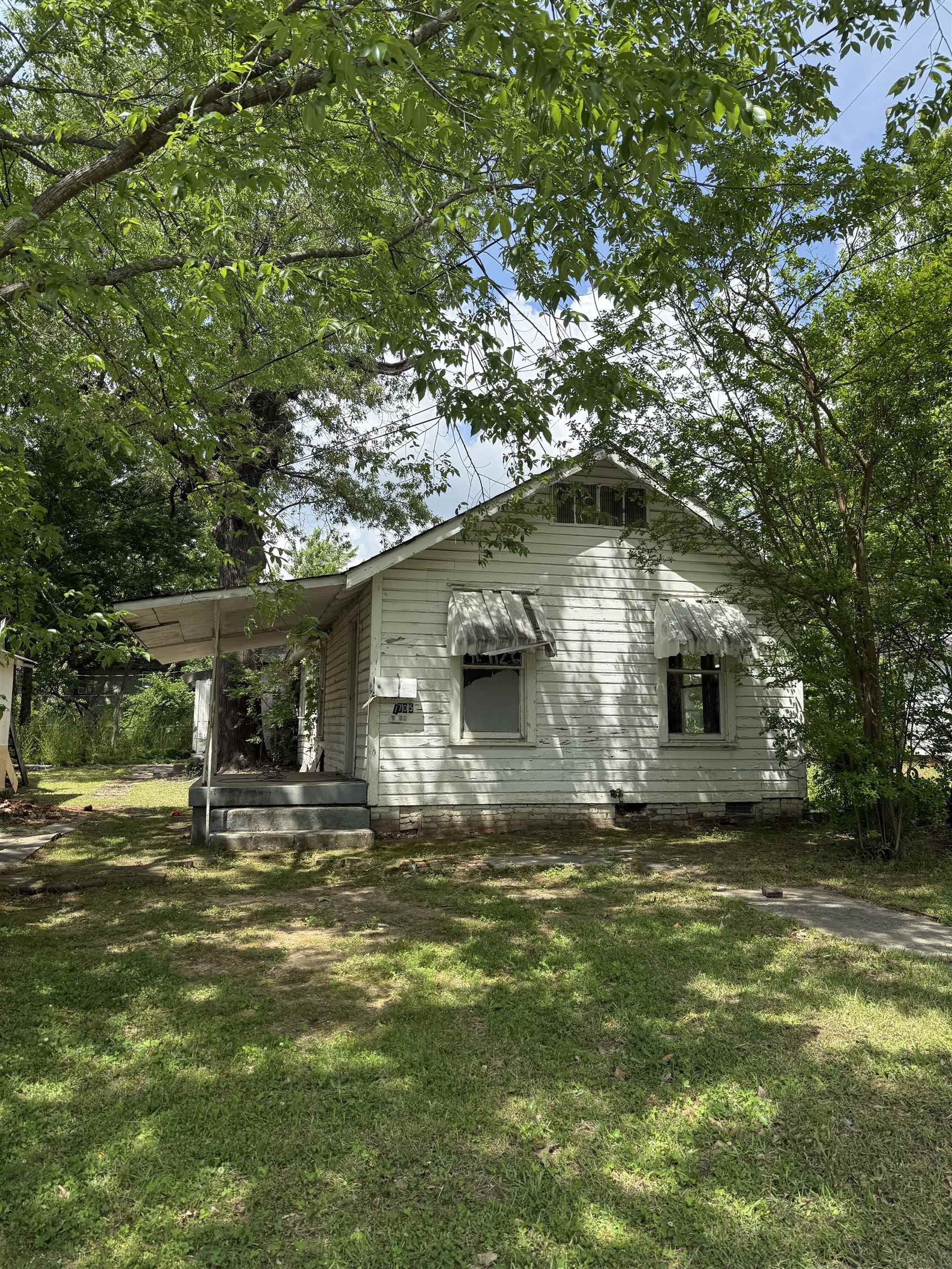 Delightful 2/1 single-family home exudes charm and potential! Featuring a 2 bedrooms, a full bathroom, and a bright, open living area, this home is ideal for those seeking a cozy retreat. Full rehab needed.