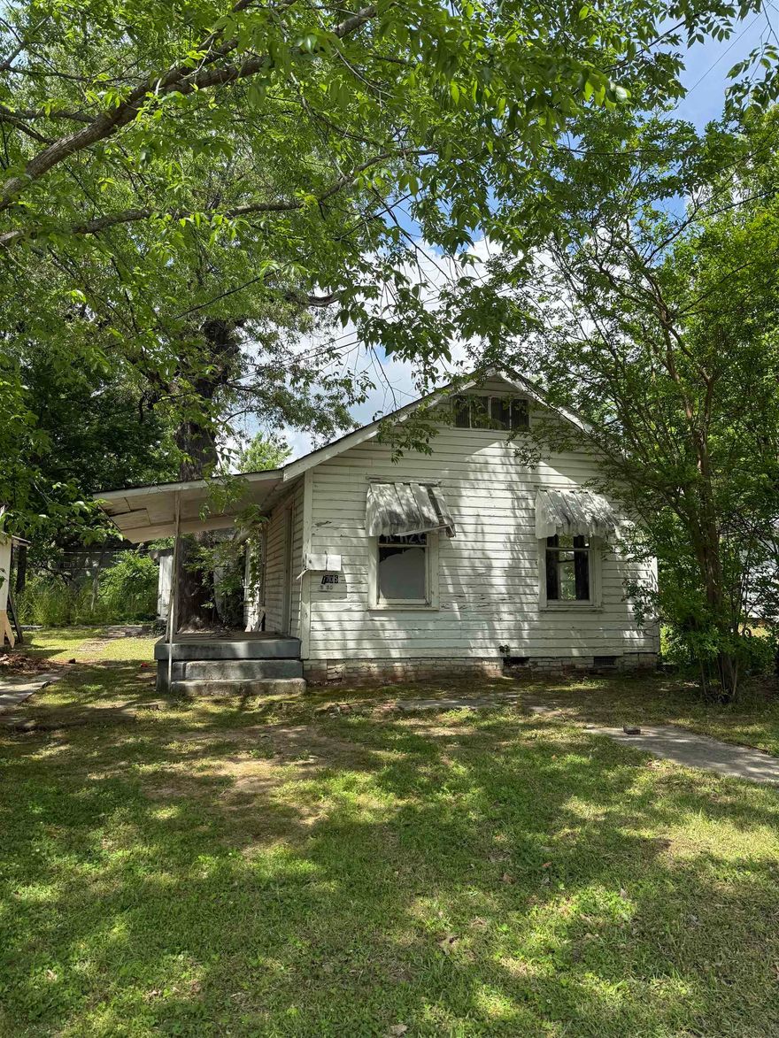 Delightful 2/1 single-family home exudes charm and potential! Featuring a 2 bedrooms, a full bathroom, and a bright, open living area, this home is ideal for those seeking a cozy retreat. Full rehab needed.