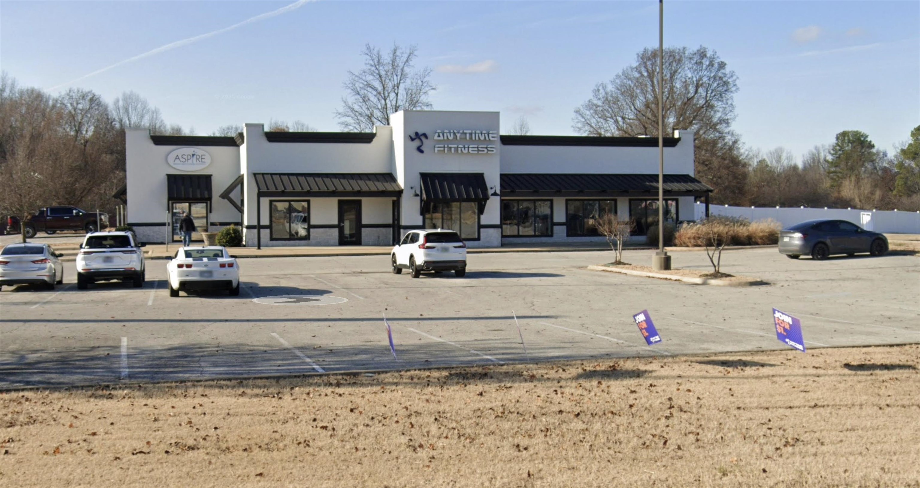 Prime investment opportunity in Paragould! This 9,148± SF commercial building at 1700 Linwood Dr is fully leased to strong tenants—Anytime Fitness and Aspire. Positioned along Hwy 49 with 190± feet of frontage and exposure to 21,000 vehicles daily.