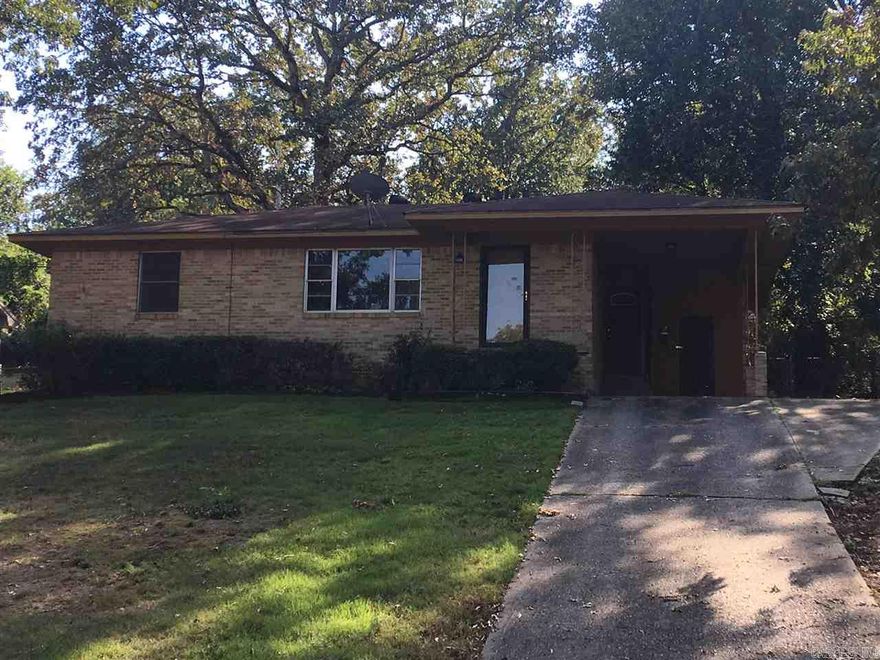 Renovated Park Hill home for rent! Cute home with 3BR/1.5BA, original hardwood floors, new tile, updates throughout, fenced-in back yard. This home is located in a wonderful historic neighborhood in North Little Rock. Park Hill is convenient to shopping, dining, entertainment, nice parks and nearby Interstate access. Downtown Little Rock is only minutes away!