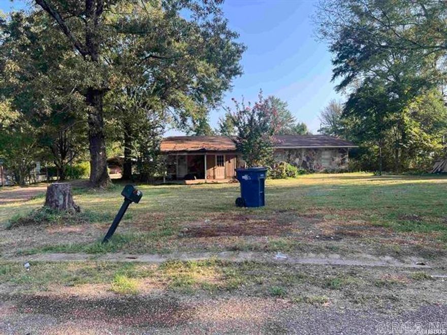 EL DORADO, AR.. $69,900.. family home on spacious lot, 3BR 2 full baths, 1500sf, open covered front porch, small wood deck, attached carport 1 car, 16x16 concrete driveway, some wood fencing, tree shaded lot with average curb appeal.. Sold AS-IS