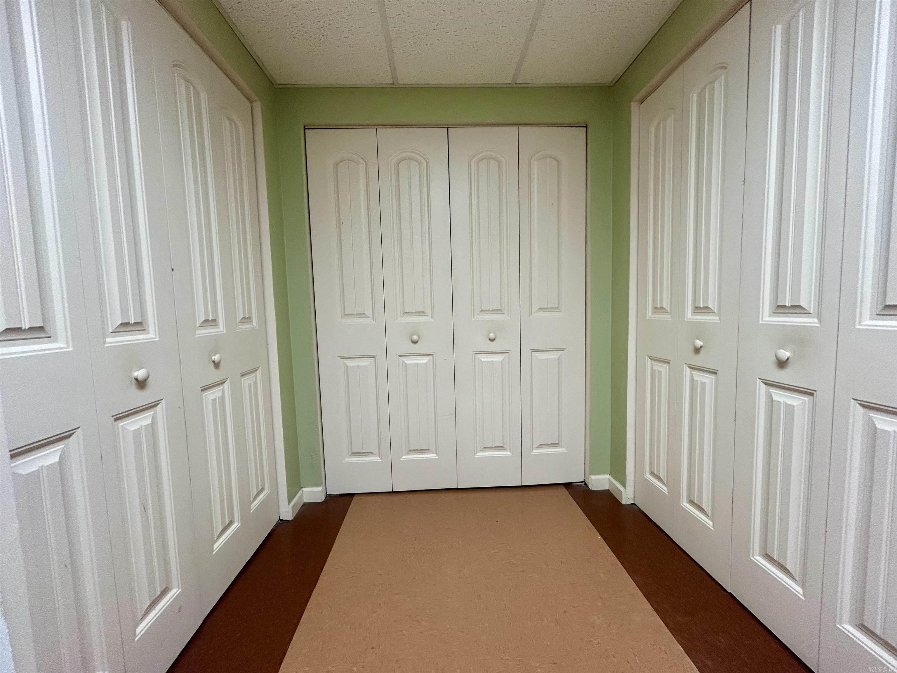 LAKE LAND EST - Residential