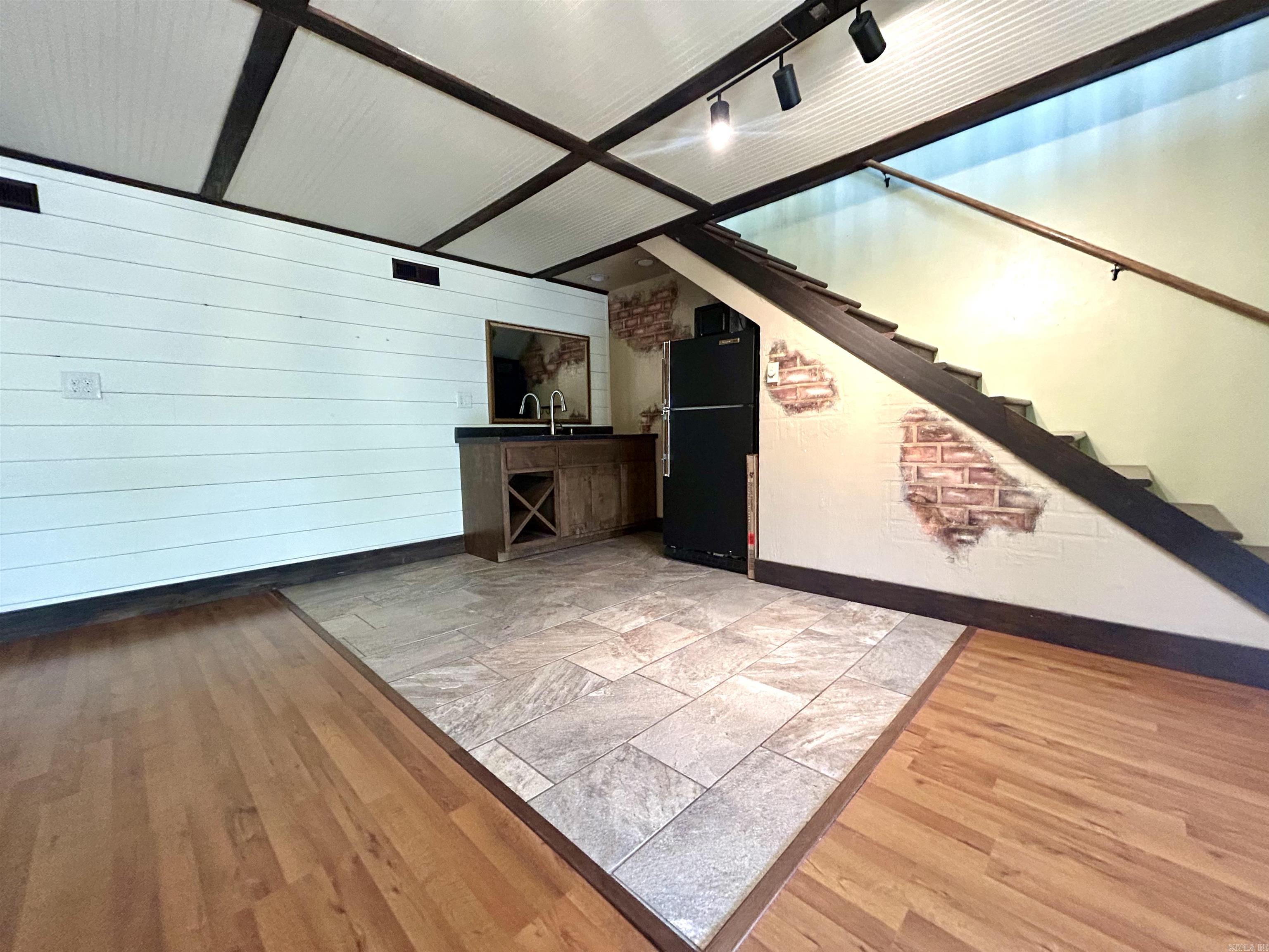 LAKE LAND EST - Residential