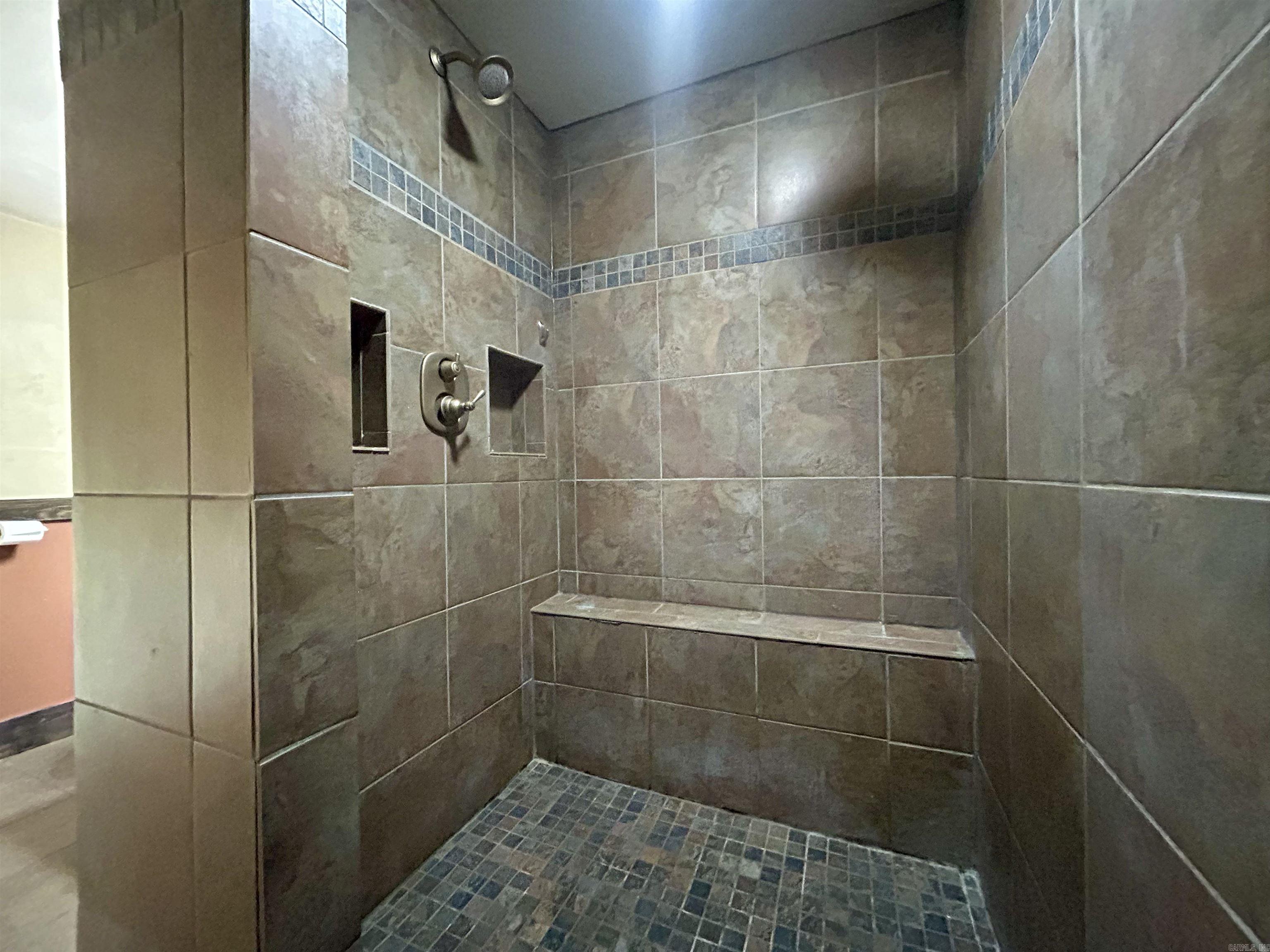 LAKE LAND EST - Residential