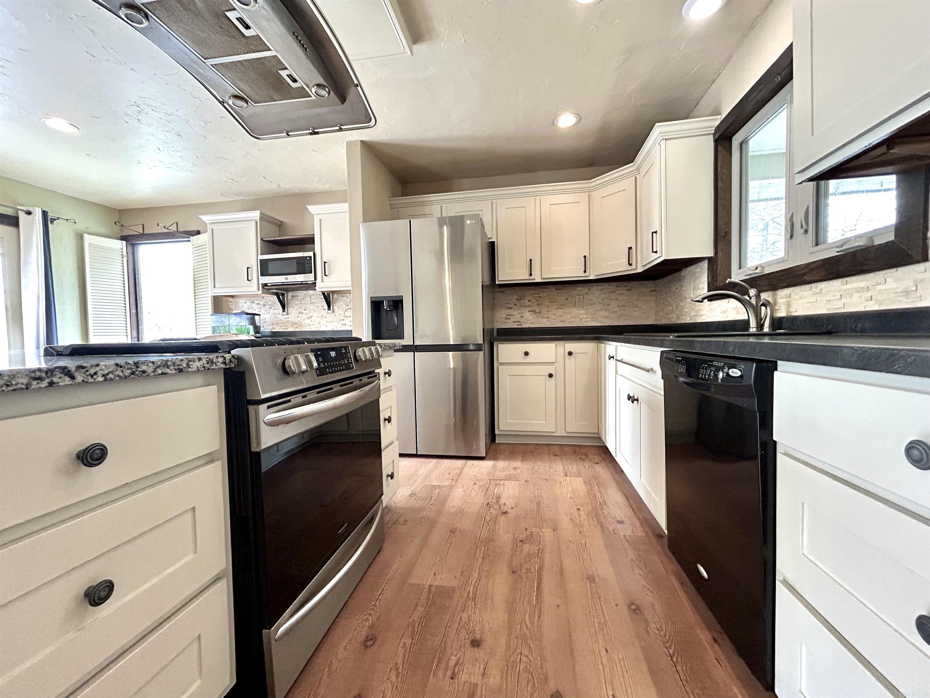 LAKE LAND EST - Residential