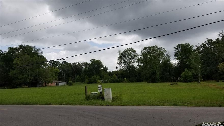 Great residential lot with frontage on Oakwood Rd and Faucett Rd as well.  Would be perfect to build your dream home or investment homes on.