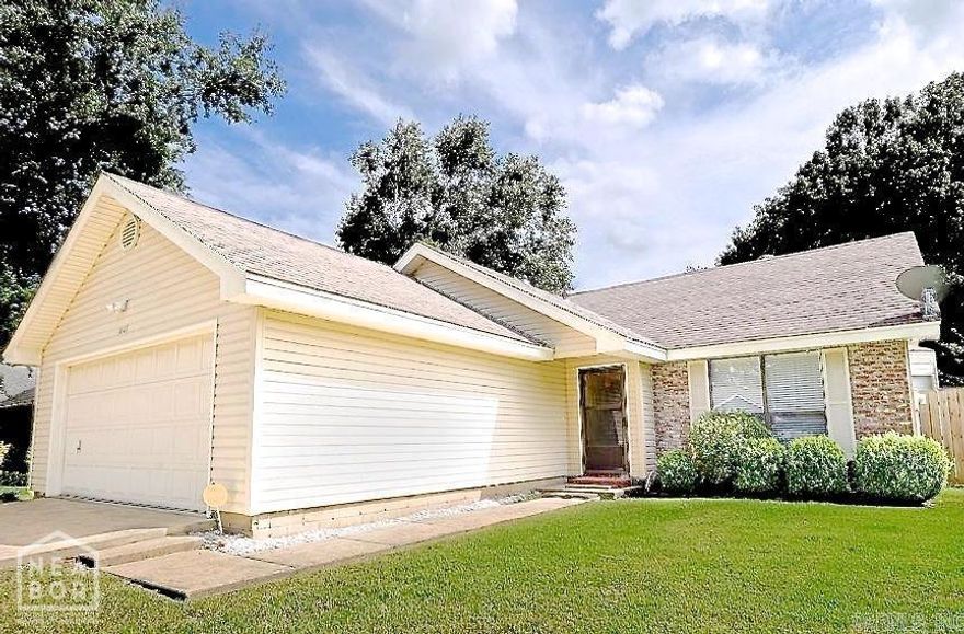 Very well maintained 3 bedroom 2 bath home. Large living spaces with vaulted ceilings, big windows for beautiful natural lighting, and lots of storage space. master suite was dual vanities, and a large walk in closet. Backyard is fully fenced in for privacy