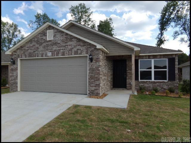 MAUMELLE* NEWER HOME IN THE WHITE OAK CROSSING SUBDIVISION!! This 3 Bedroom 2 Bath All Electric Home Features 1700 Square Feet! Refrigerator Included With Increased Rent. 2 Car Garage For Parking! Central Heat And Air! PET FRIENDLY!! AVAILABLE NOW!!! <a href='https://raineyrealty.com/virtualtour.php?r=cHgmul'> Click here for a 360° Virtual Tour</a>