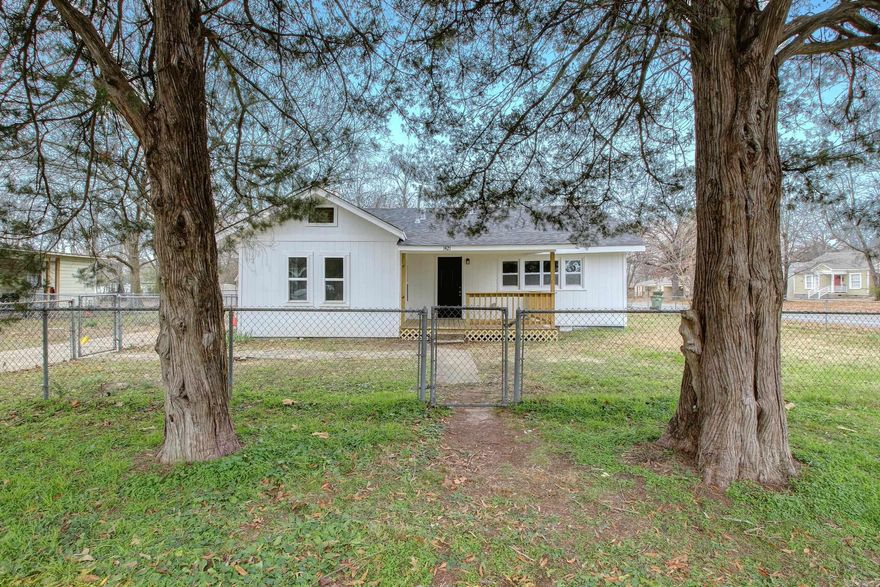 Adorable bungalow convenient to Hendrix College and UCA. With a spacious living area and kitchen that has been updated with quartz countertops, new SS appliances (refrigerator stays), faucets, and fixtures, paint and flooring this home is move-in ready. Three bedrooms and one bathroom make up the private areas.  The nice front porch makes a perfect place to enjoy your morning coffee.  Come see this one today you won't find a better option at this price point. NO SELLER PROPERTY DISCLOSURE AVAIABLE, Please allow 48 hours for offer response.  AGENTS SEE REMARKS