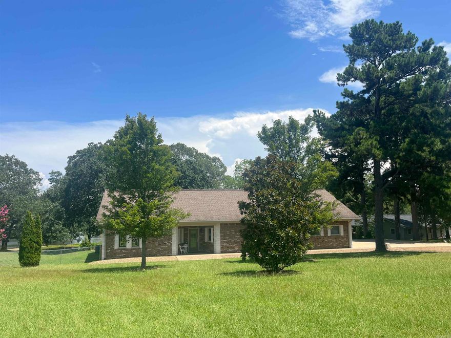 Nice House on Cox lake with lots of extras