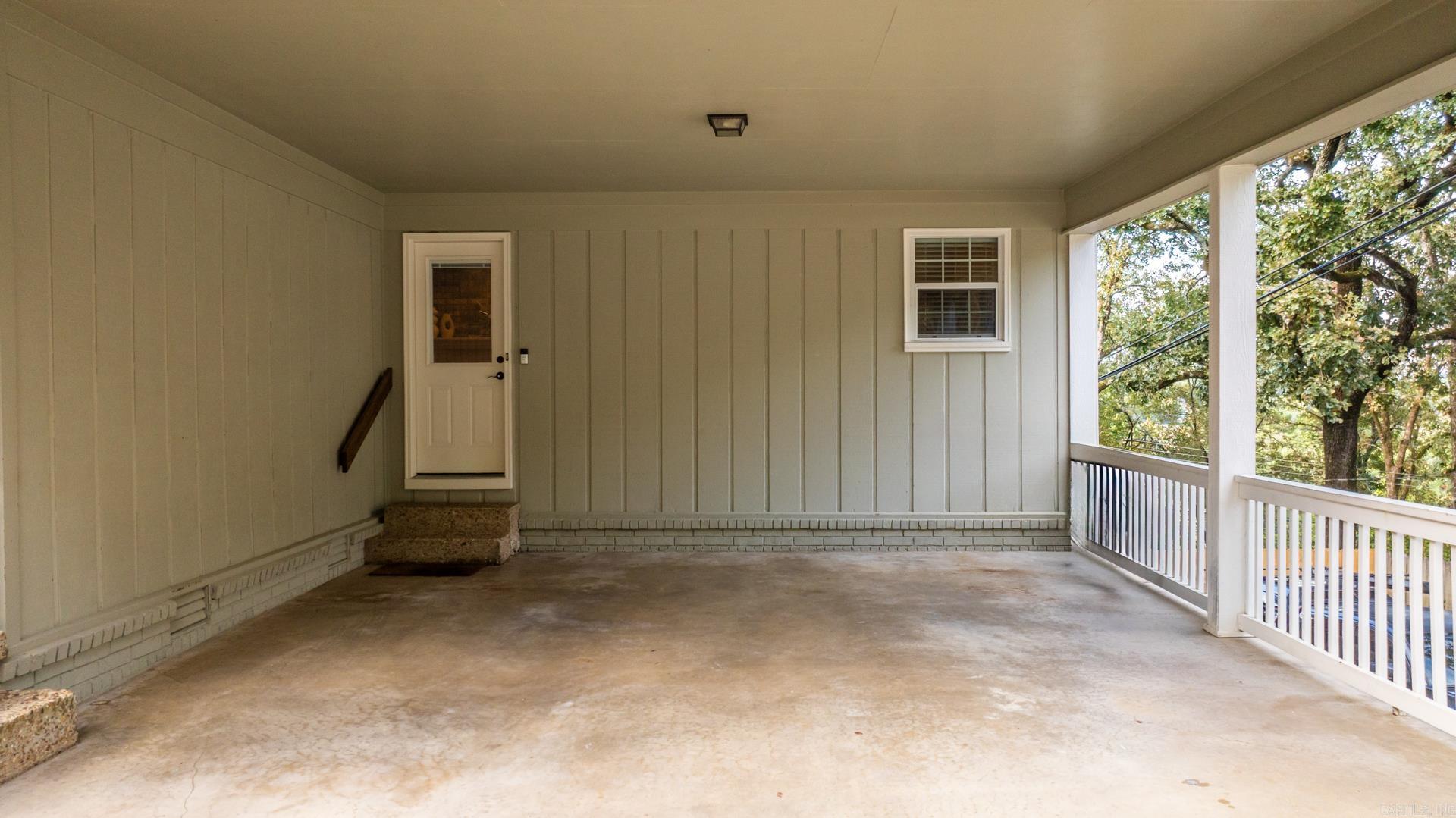 LEAWOOD MANOR - Residential