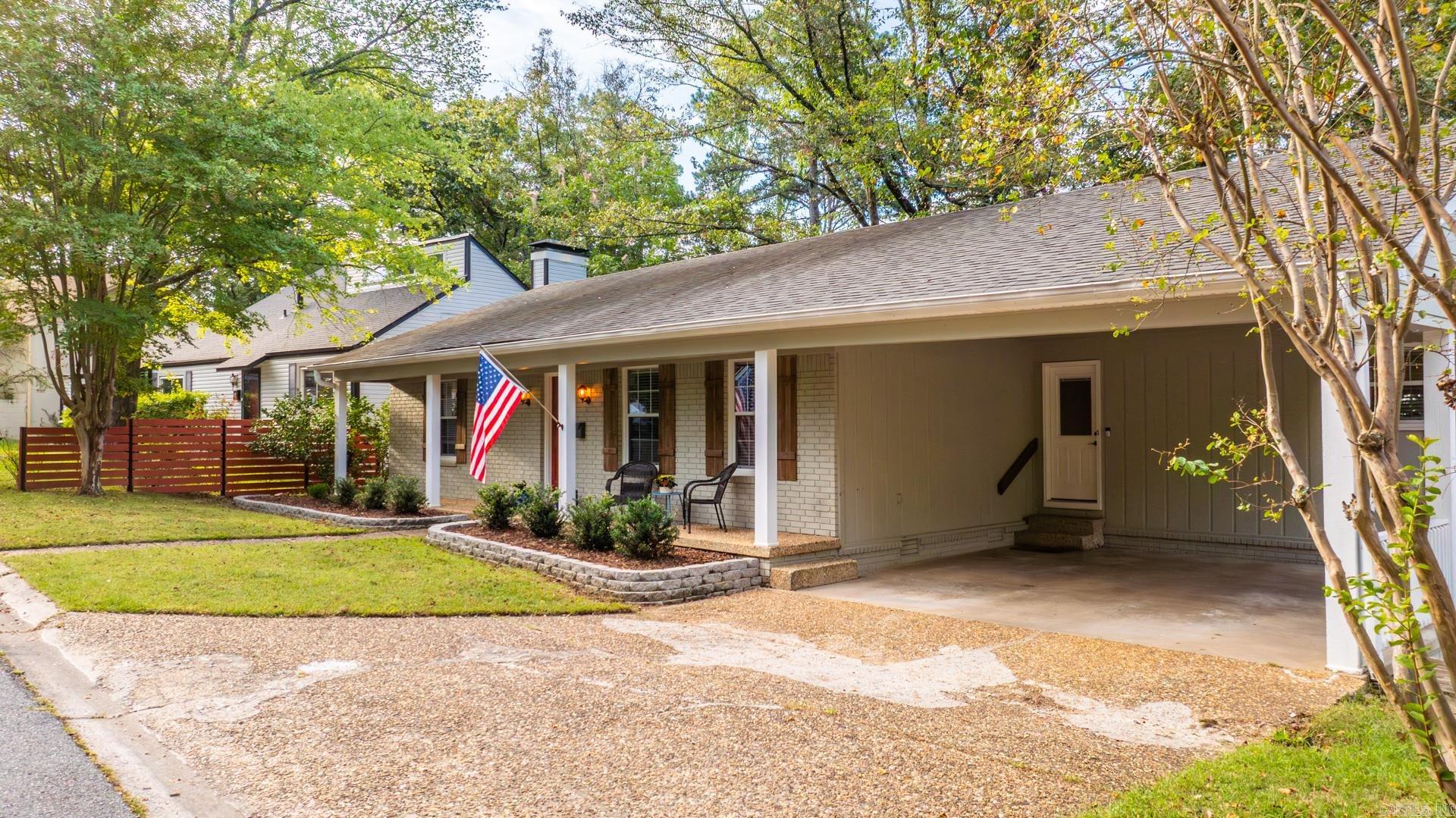 LEAWOOD MANOR - Residential