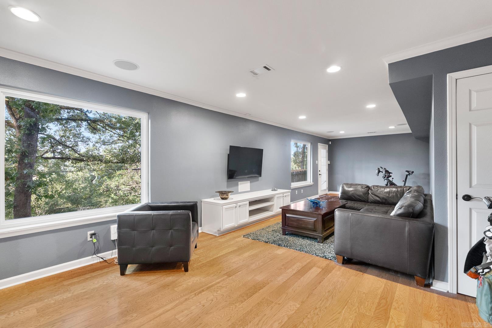 LEAWOOD MANOR - Residential