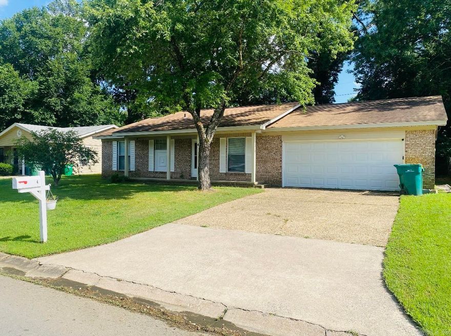 Great location close to Hwy 67/167, shopping, schools, and the Little Rock Air Base.  3 bedrooms and 2 bathroom, new Laminate floors, tile in kitchen, new shower, and newer appliances, windows and roof.   Fresh Paint throughout the house. Schedule your showing appointment today with Broker Bay.  OPEN HOUSE SUNDAY November 2nd from  2:00 - 4:00 pm.