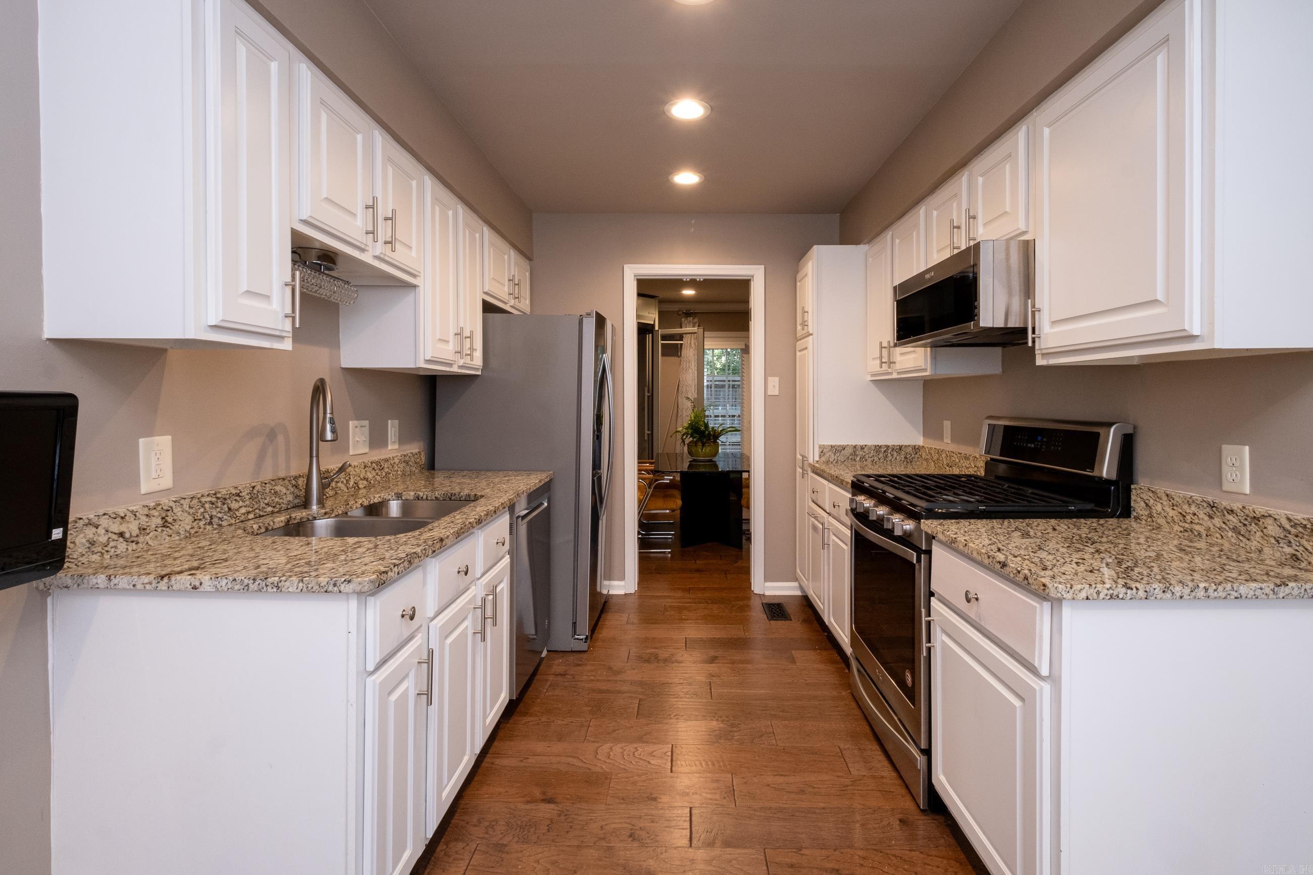 KINGSBRIDGE TWNHSE - Residential