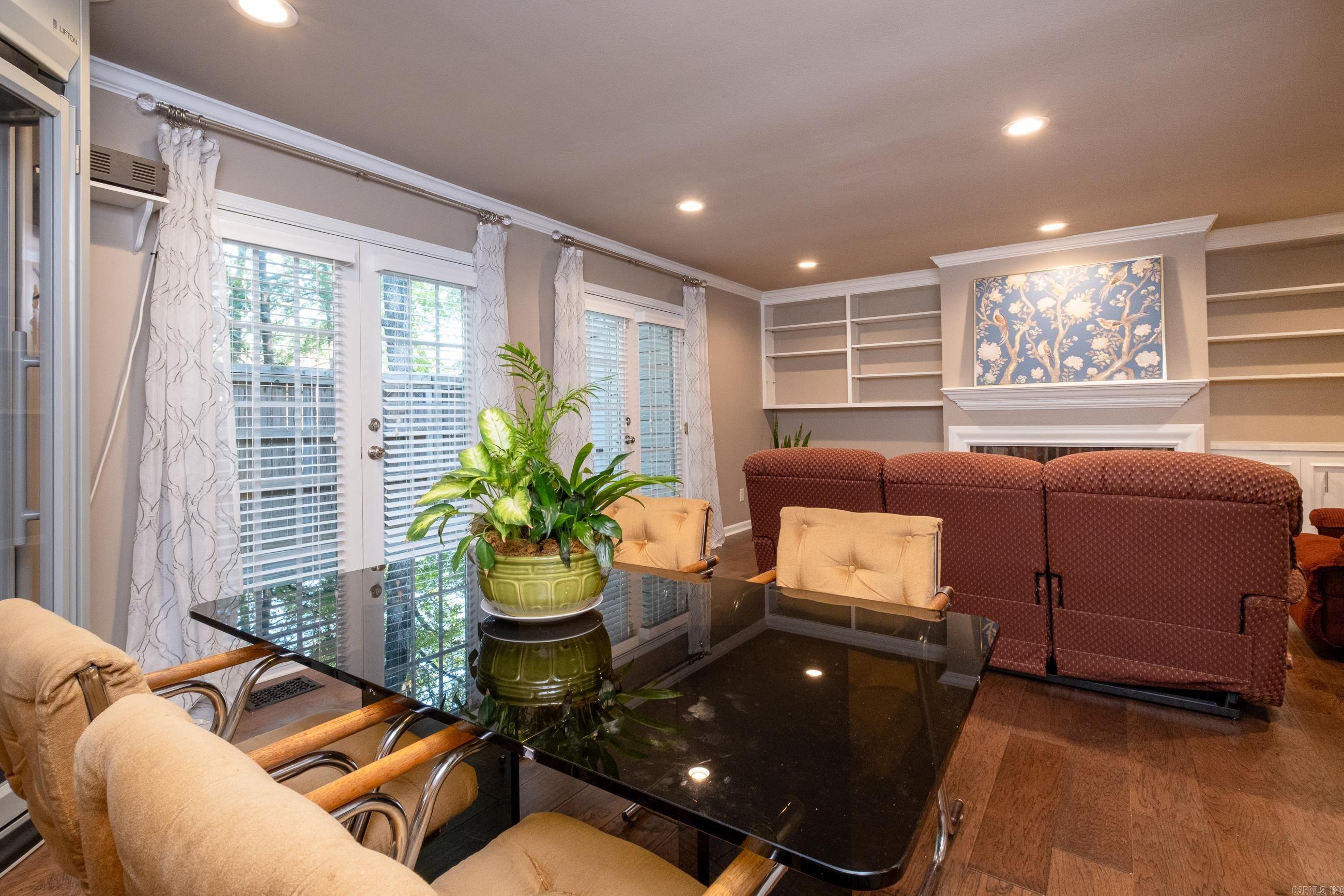 KINGSBRIDGE TWNHSE - Residential