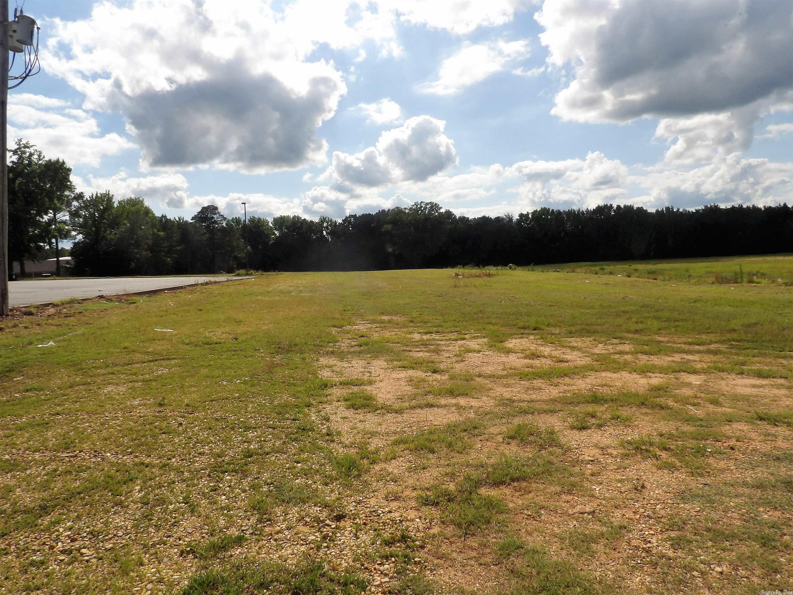 EXCELLENT LOCATION in heavy traffic area on Hwy 425N just north of Mazzio's and south of Barkada Road. This land has been cleared and ready for your business location. Perfect for strip mall, restaurant or hotel. Easy access with an entrance off of Hwy. 425N or from Ragland Avenue. Close proximity to movie theater, Walmart, hotels, restaurants and shopping. Call today!