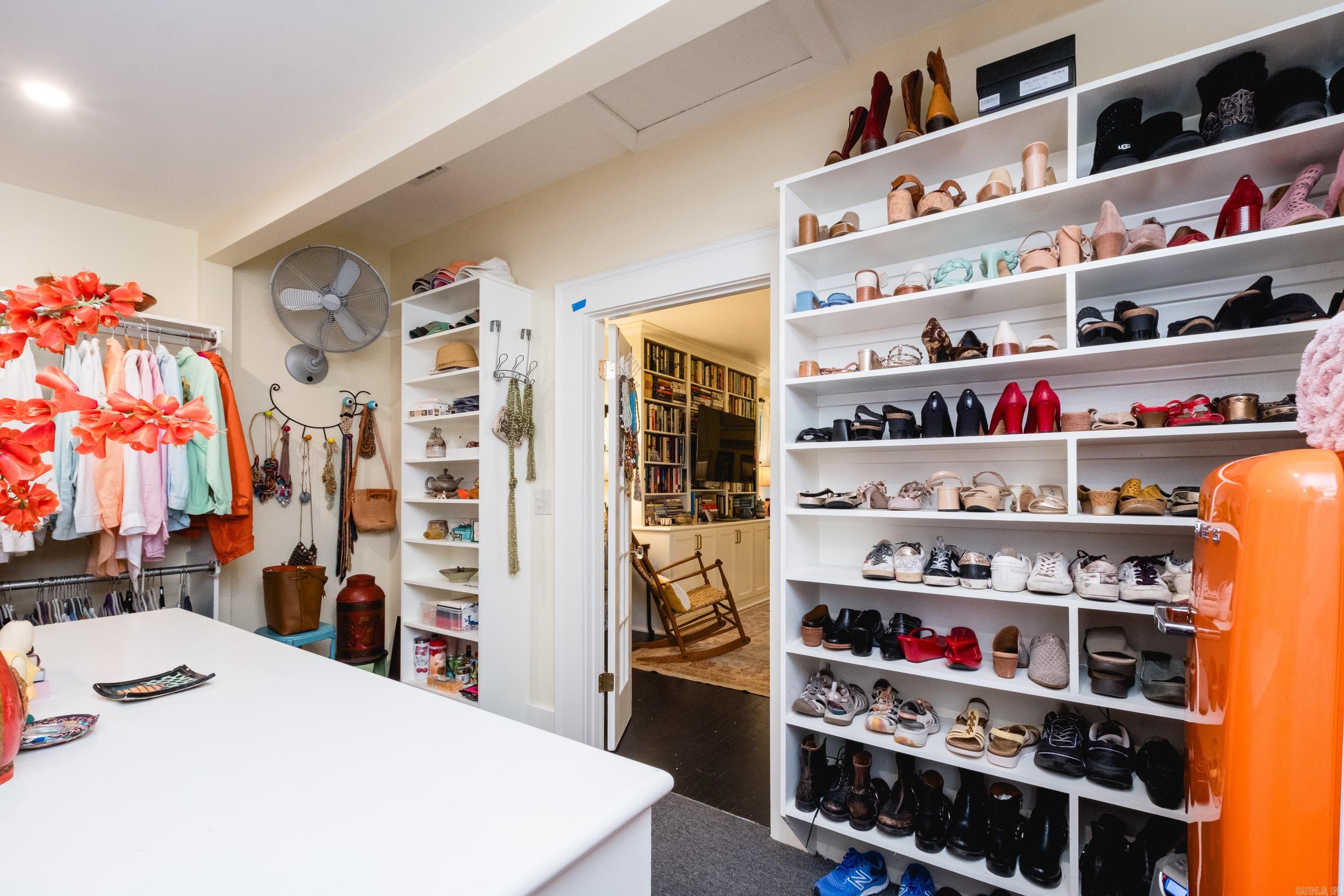 COUNTRY CLUB HGTS - Residential